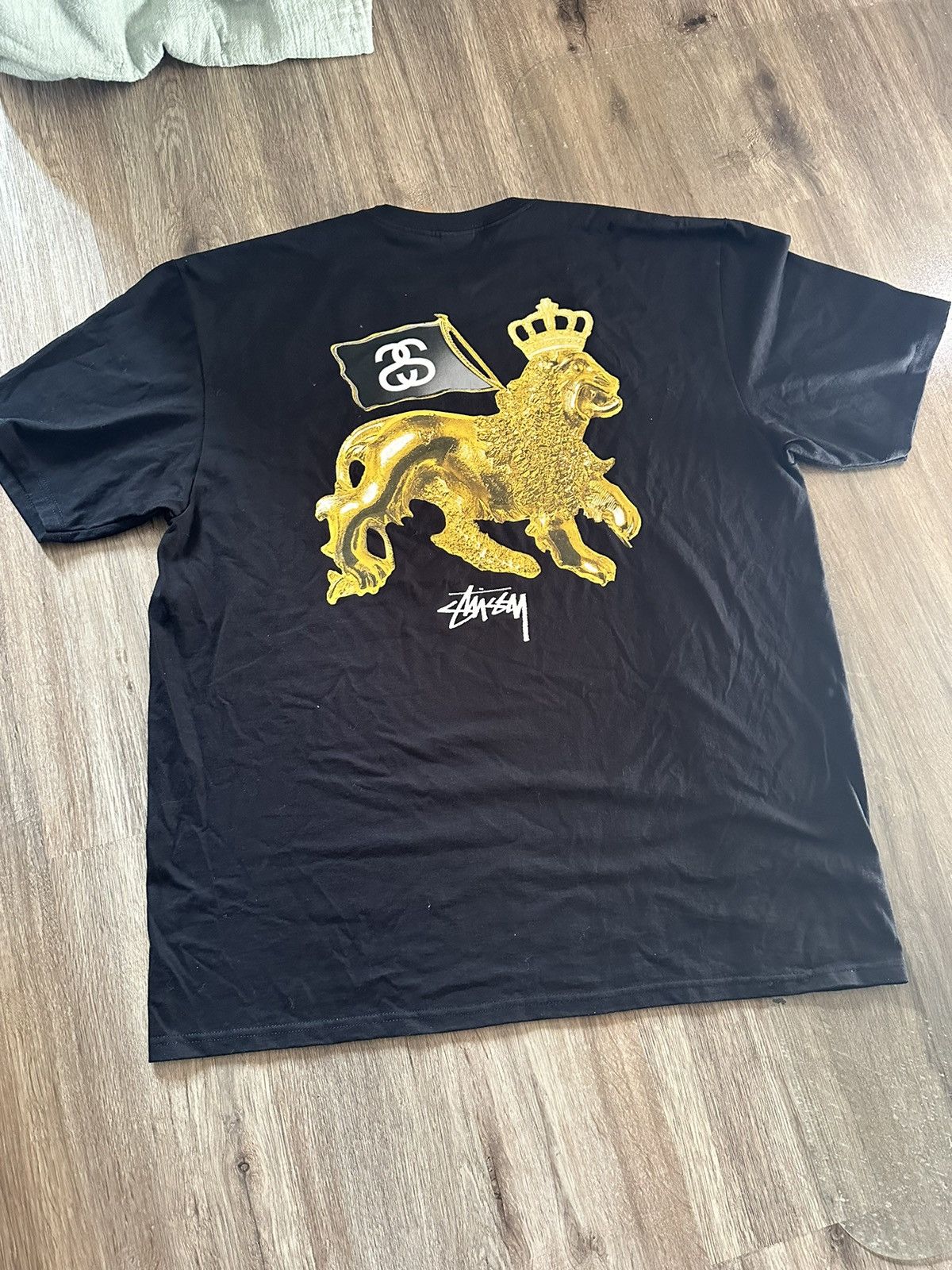 国内発送 送料関税込 日本完売品 STUSSY GOLD LION TEE Tシャツ ☆新品/海外限定/stussy/GOLD LION Tシャツ/BL/XLサイズ☆
