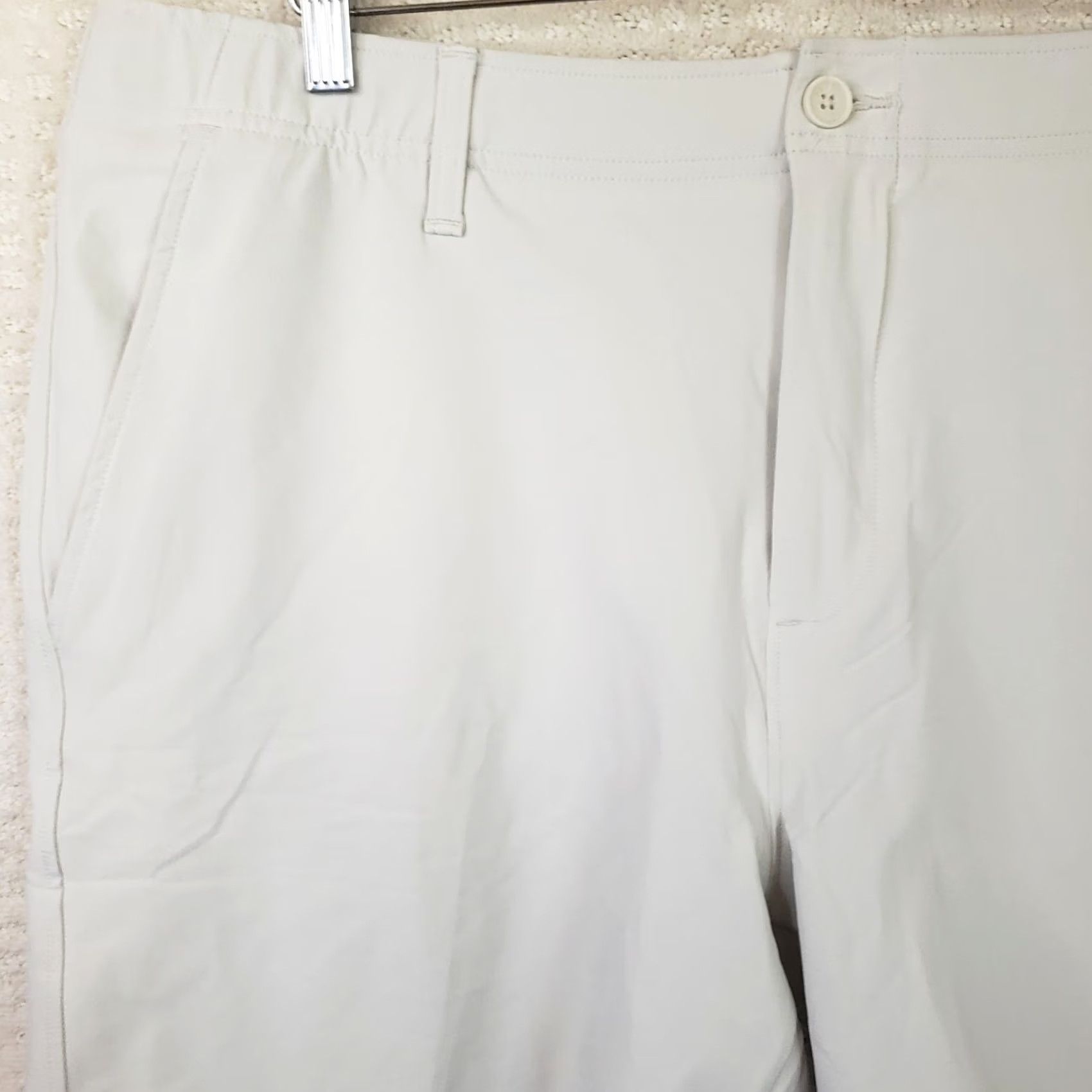 Under Armour Under Armour Shorts Casual Men's 40x10 Khaki Beige Polyester Spandex Relaxed Inseam 10" Cargo Button Zipper Logo Breathable EUC Size US 40 / EU 56 - 2 Thumbnail