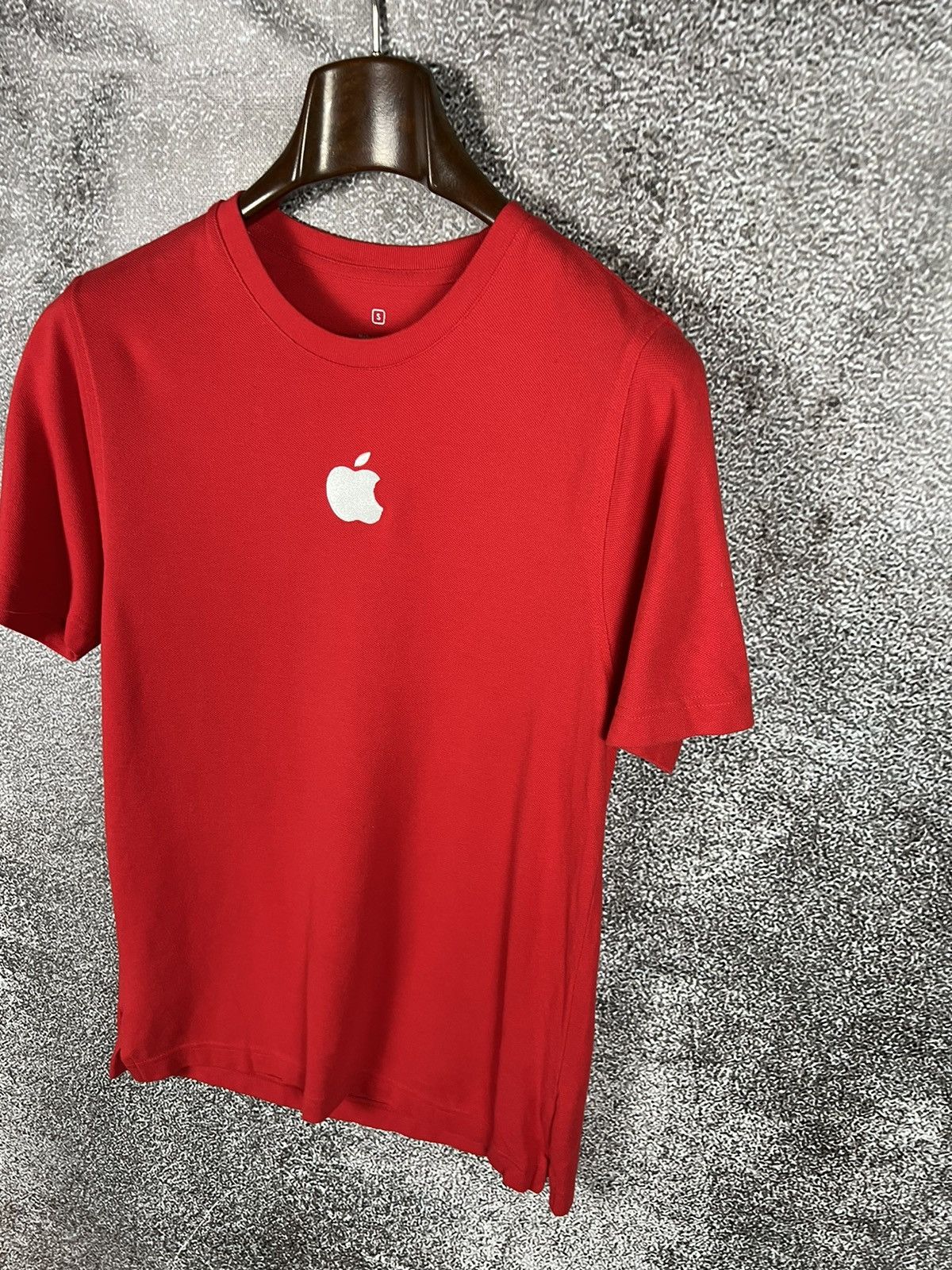 Apple 00s Apple employee embroidered logo red tee size small Size US S / EU 44-46 / 1 - 4 Thumbnail