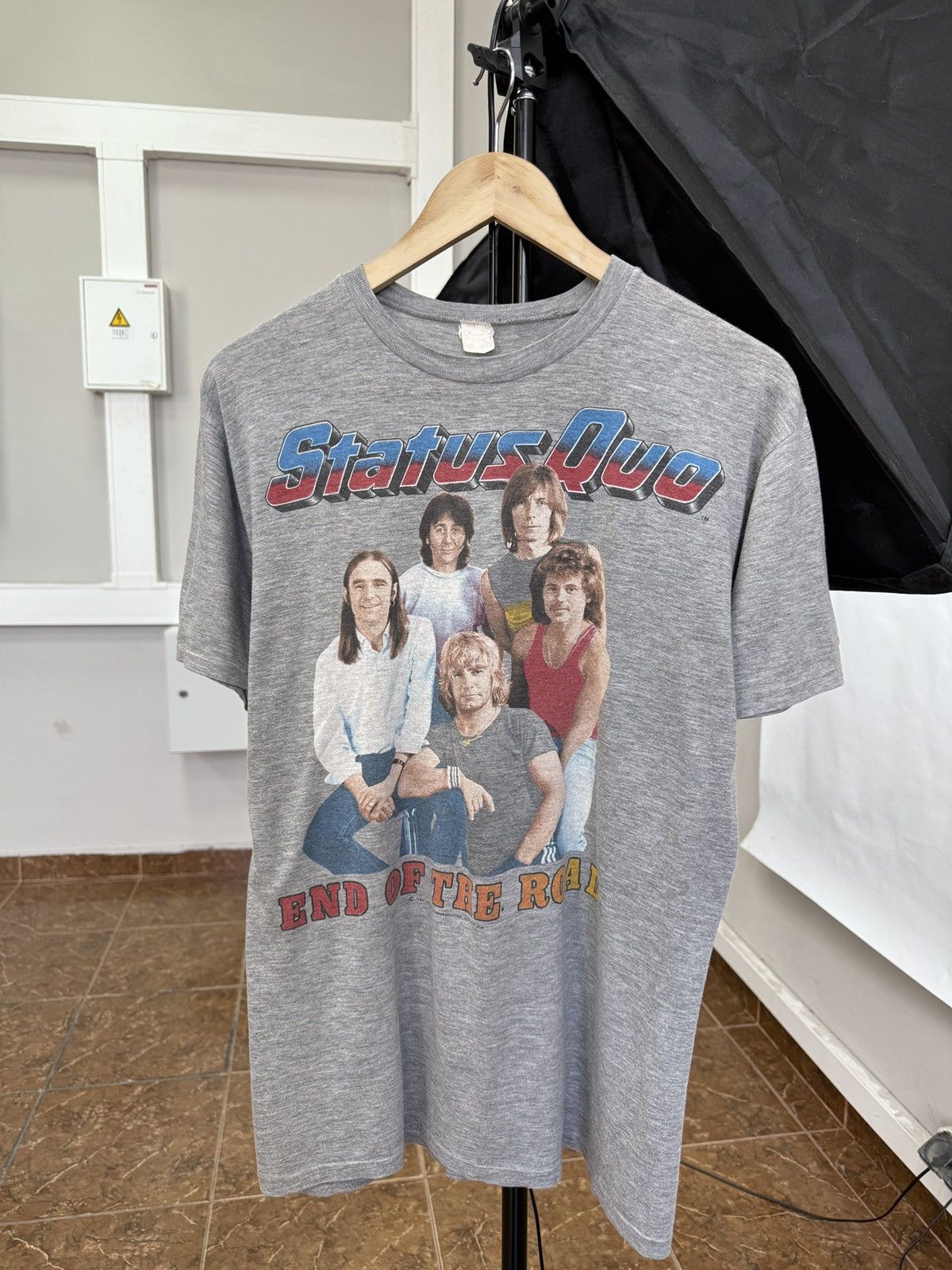 Band Tees 🏴󠁧󠁢󠁥󠁮󠁧󠁿 Vintage 1984 Status Quo End of the Road T-Shirt Rare Retro Size US L / EU 52-54 / 3 - 1 Thumbnail
