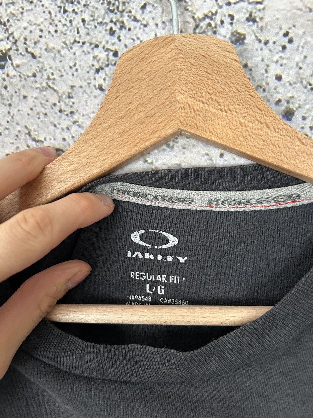 Oakley Vintage Oakley Gorpcore Center Logo Tee Streetwear Size US L / EU 52-54 / 3 - 5 Thumbnail
