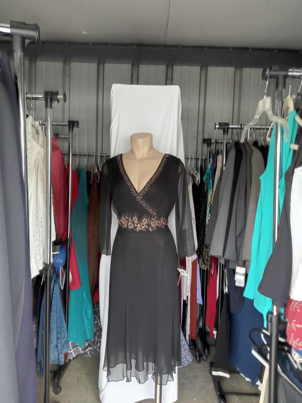 Designer Elegant Black Dress with Embroidered Detailing Size L / US 10 / IT 46 - 1 Thumbnail
