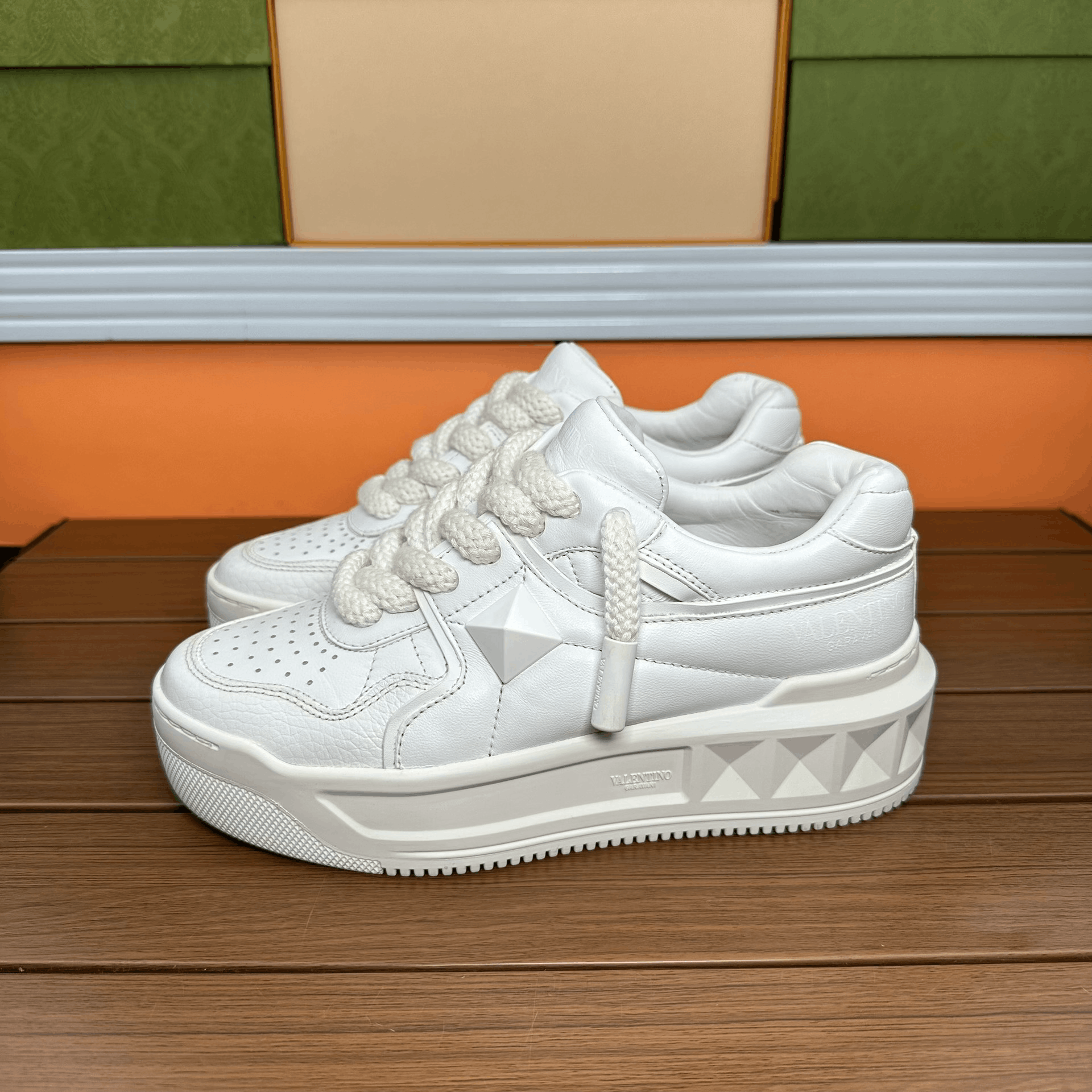 Valentino Valentino White Lowtop Sneakers it_36-5 Women Size US 6.5 / IT 36.5 - 1 Thumbnail