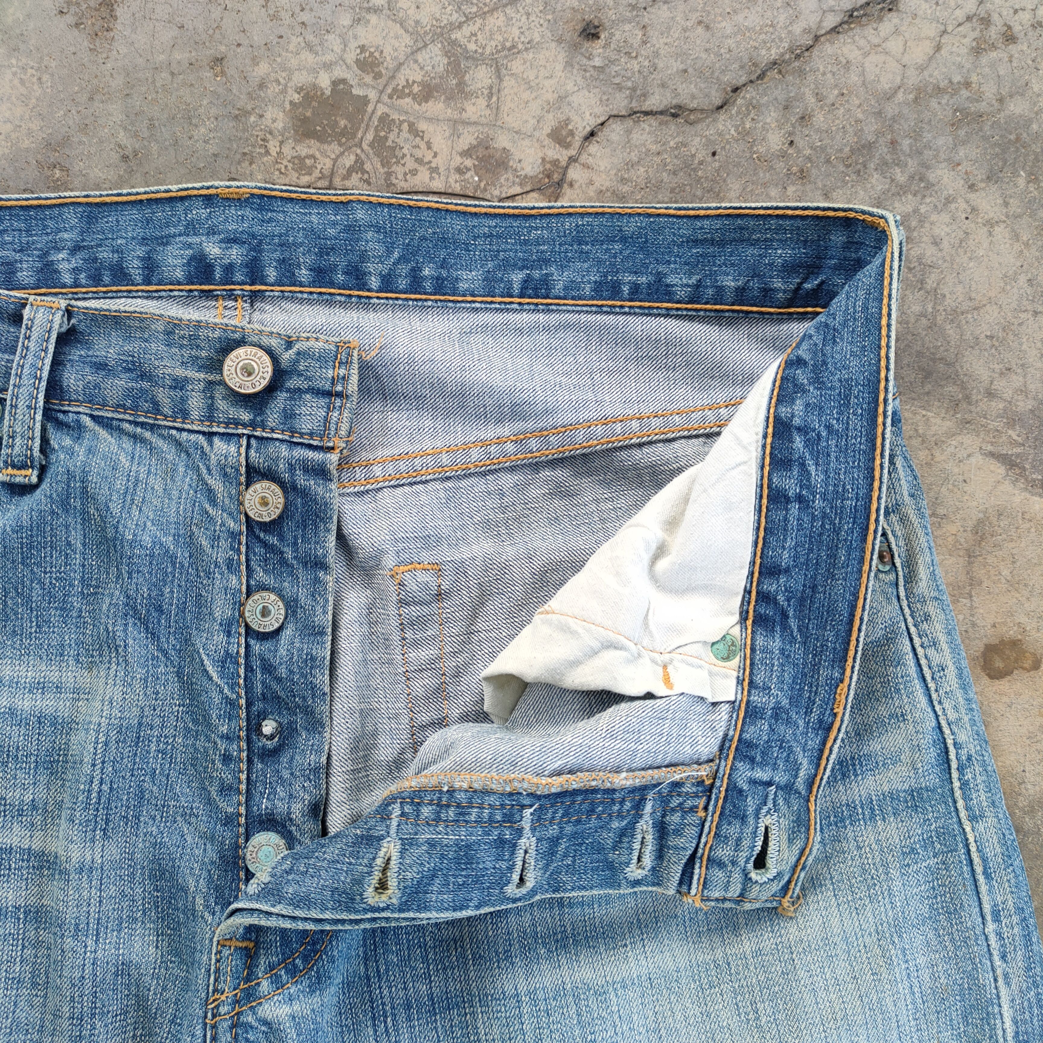 Levi's Vintage Clothing VINTAGE LEVI'S 501 04' FADED RIPPED JEANS DENIM PANTS Size US 35 - 6 Thumbnail