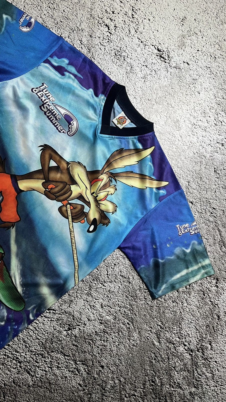 Warner Bros 1999 Looney Tunes tune on extreme summer surf coyote t shirt Size US L / EU 52-54 / 3 - 3 Thumbnail