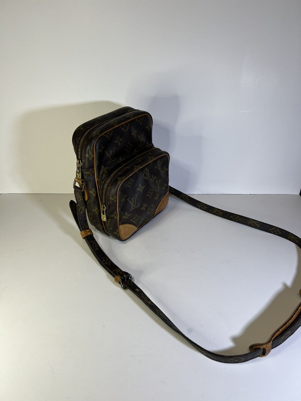 Louis Vuitton Louis Vuitton Amazone Monogram Canvas crossbody bag. Adjust Size ONE SIZE - 2 Thumbnail