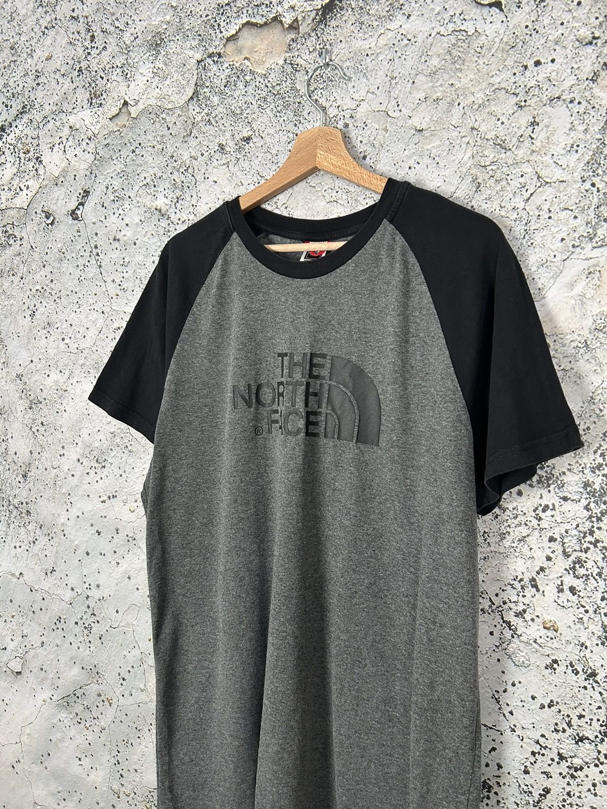 The North Face Vintage The North Face Grey Black Tee Outdoor Streetwear Size US L / EU 52-54 / 3 - 2 Thumbnail