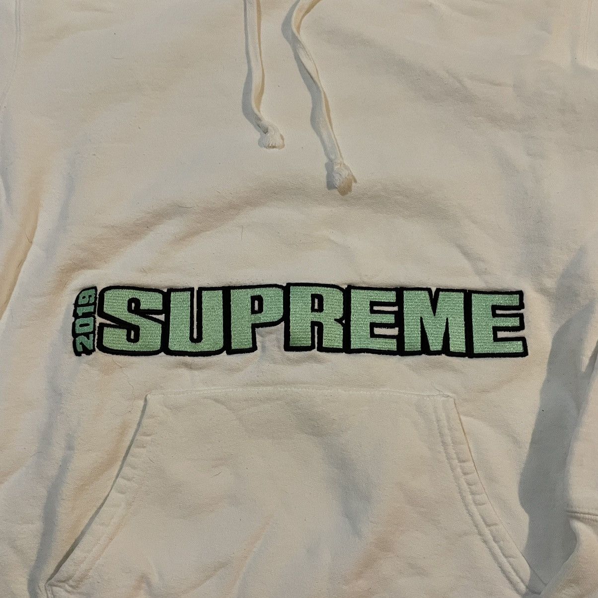 Supreme Supreme 2019 Embroidered Logo Hooded Sweatshirt Size L White Size US L / EU 52-54 / 3 - 3 Thumbnail
