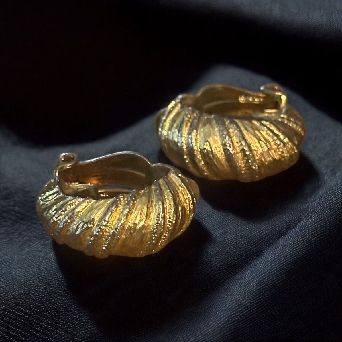 Vintage Vintage Joseph Mazur gold scalloped clip on hoop earrings Size ONE SIZE - 1 Thumbnail