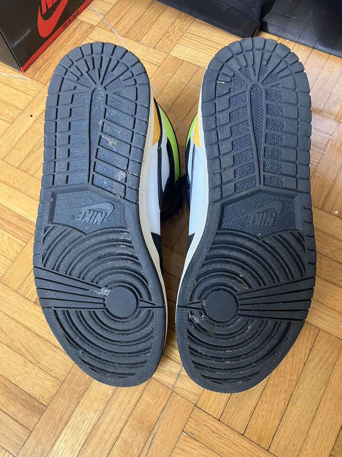 Jordan Brand × Nike Jordan 1 Volt Gold Size 9.5 Size US 9.5 / EU 42-43 - 5 Thumbnail