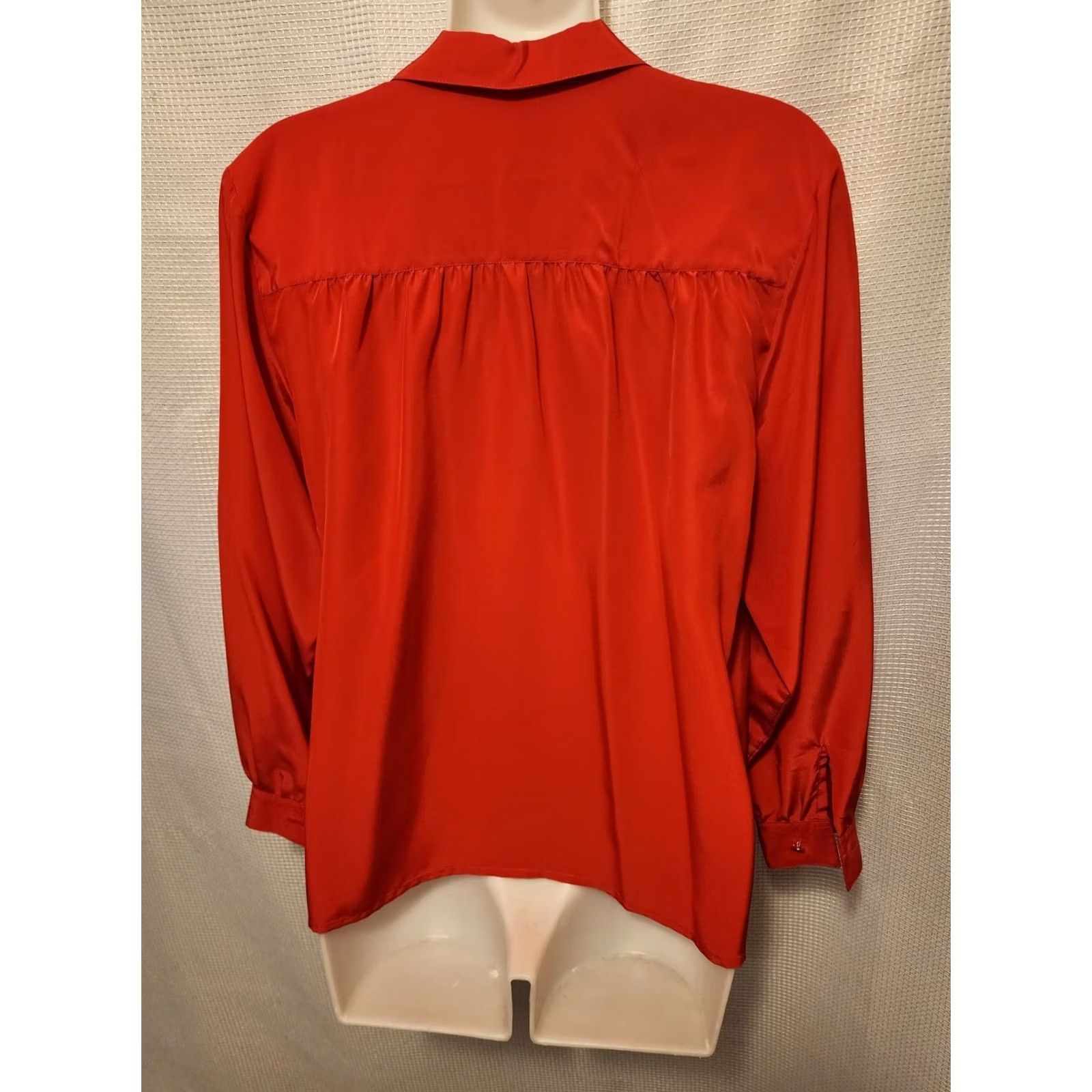 Vintage Vintage Womens Large Red Silk Blend Blouse Gold Buttons Button Down Office Sz Size L / US 10 / IT 46 - 2 Thumbnail