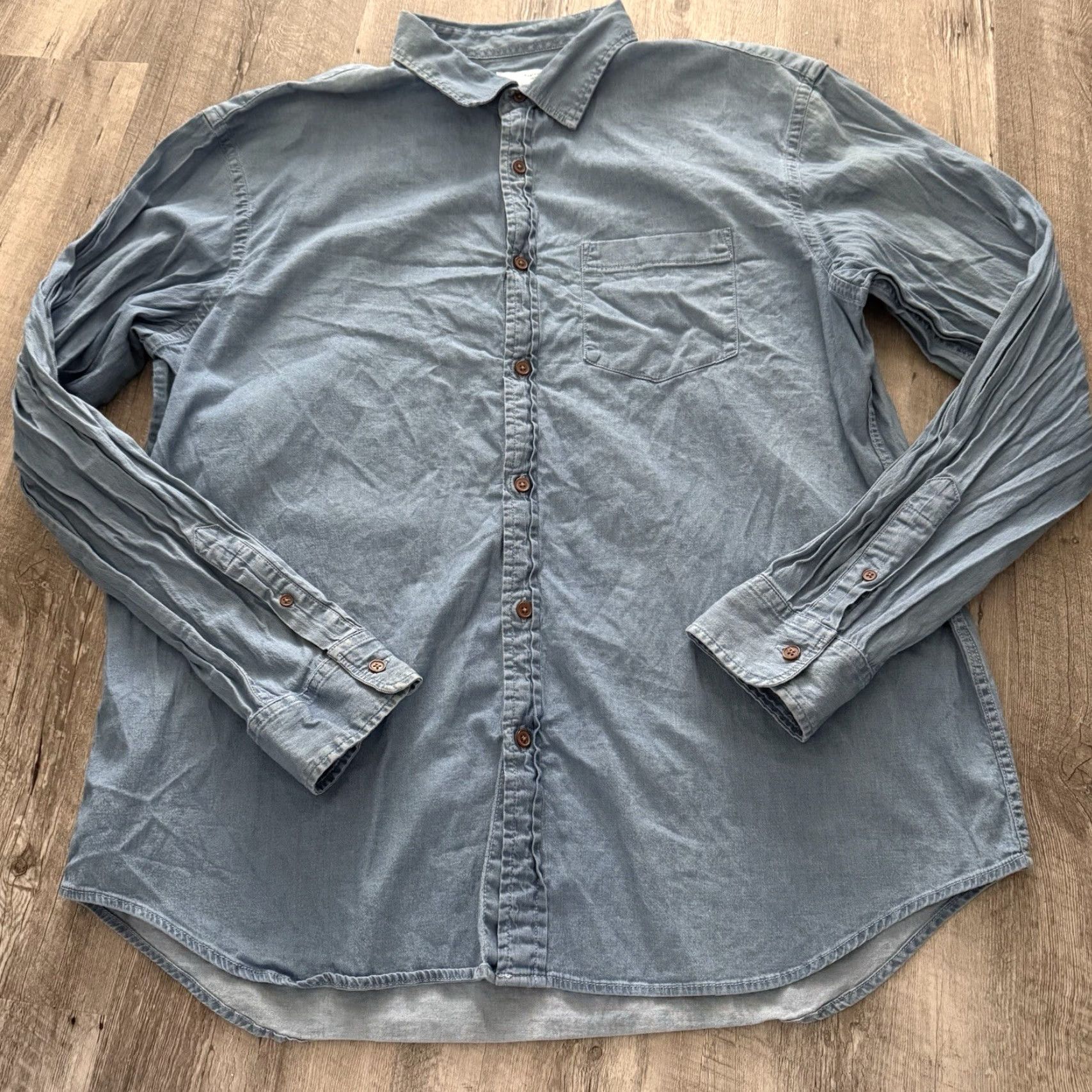 Old Navy Old Navy Everyday Shirt Mens XL Blue Chambray Built-In Flex Button Up Regular Size US XL / EU 56 / 4 - 7 Thumbnail