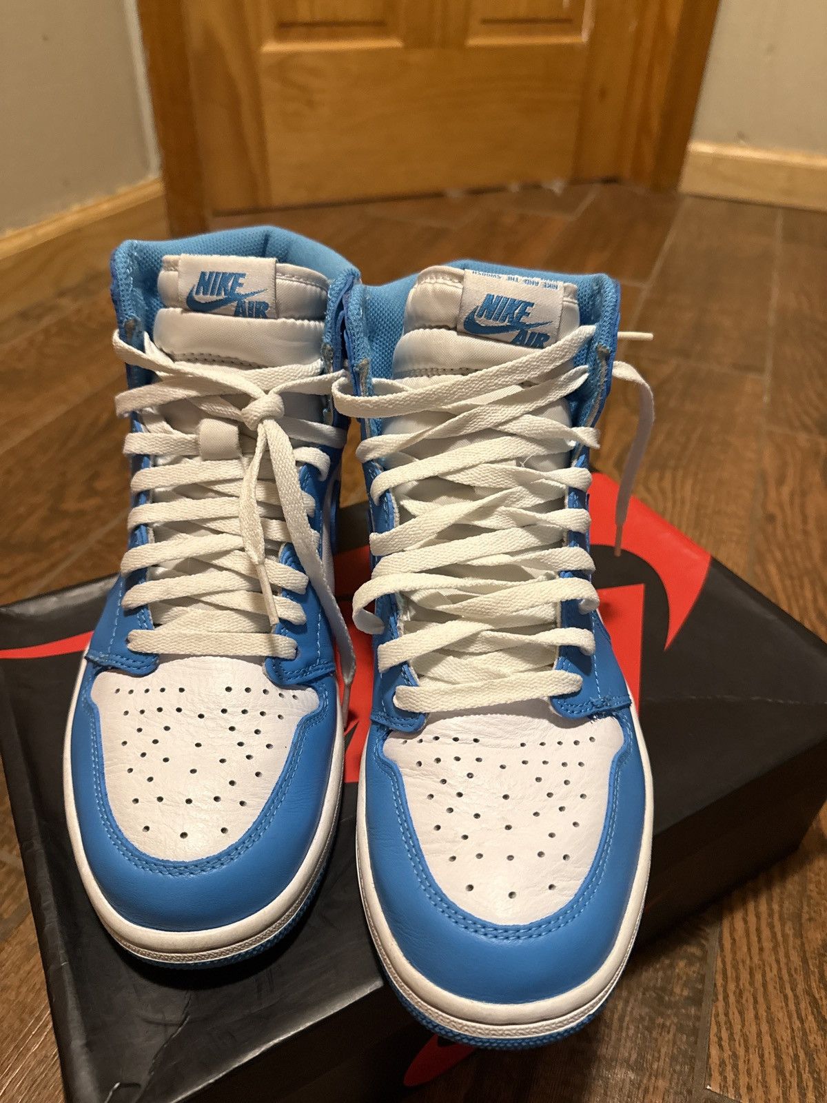 Jordan Brand Air Jordan 1 UNC 2015 Release Size US 10 / EU 43 - 5 Thumbnail