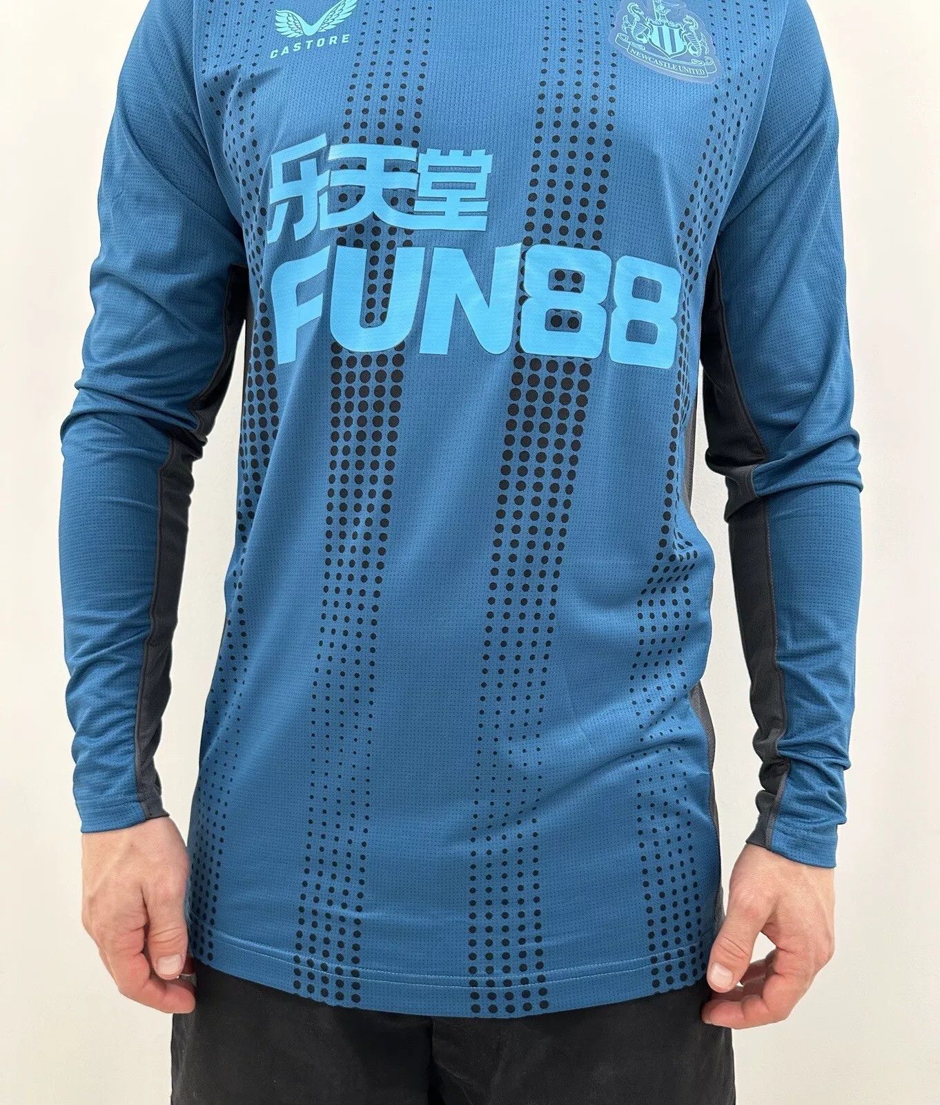 Castore NEWCASTLE UNITED 2022/2023 TRAINING JERSEY SHIRT LONG SLEEVE Size US S / EU 44-46 / 1 - 5 Thumbnail