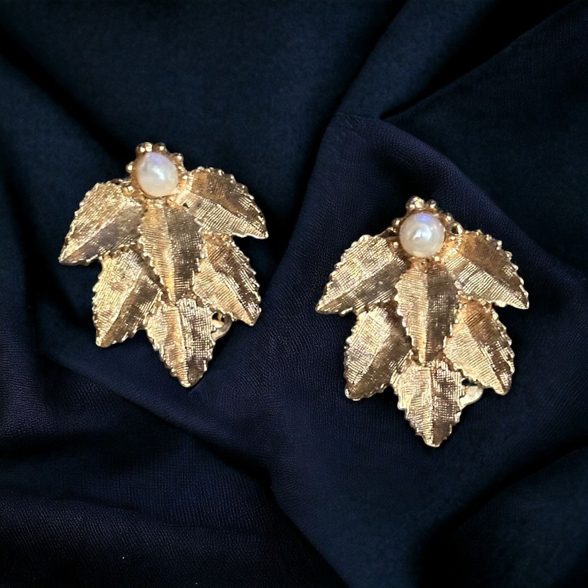 Vintage Vintage textured golden leaves clip on earrings with pearl Size ONE SIZE - 1 Thumbnail
