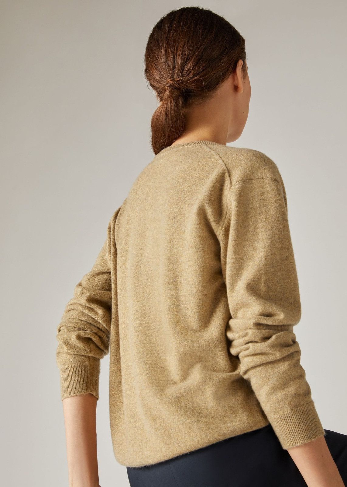 Loro Piana o1srvl11e1224 Arona V Neck Sweater in Light Brown Size XS / US 0-2 / IT 36-38 - 2 Thumbnail