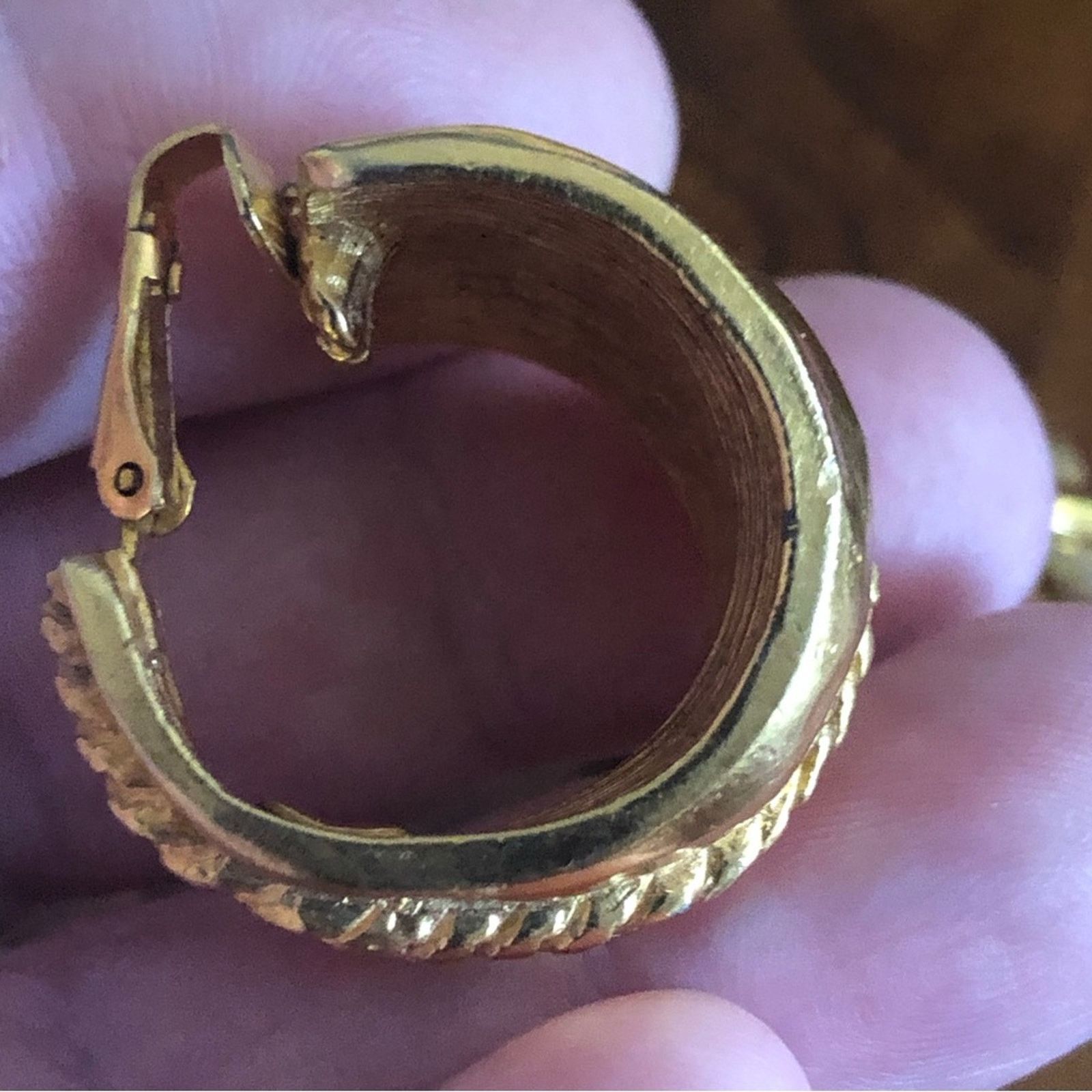 Kenneth Jay Lane Vintage 70s-80s Kenneth Jay Lane matte gold clip on earrings Size ONE SIZE - 12 Thumbnail