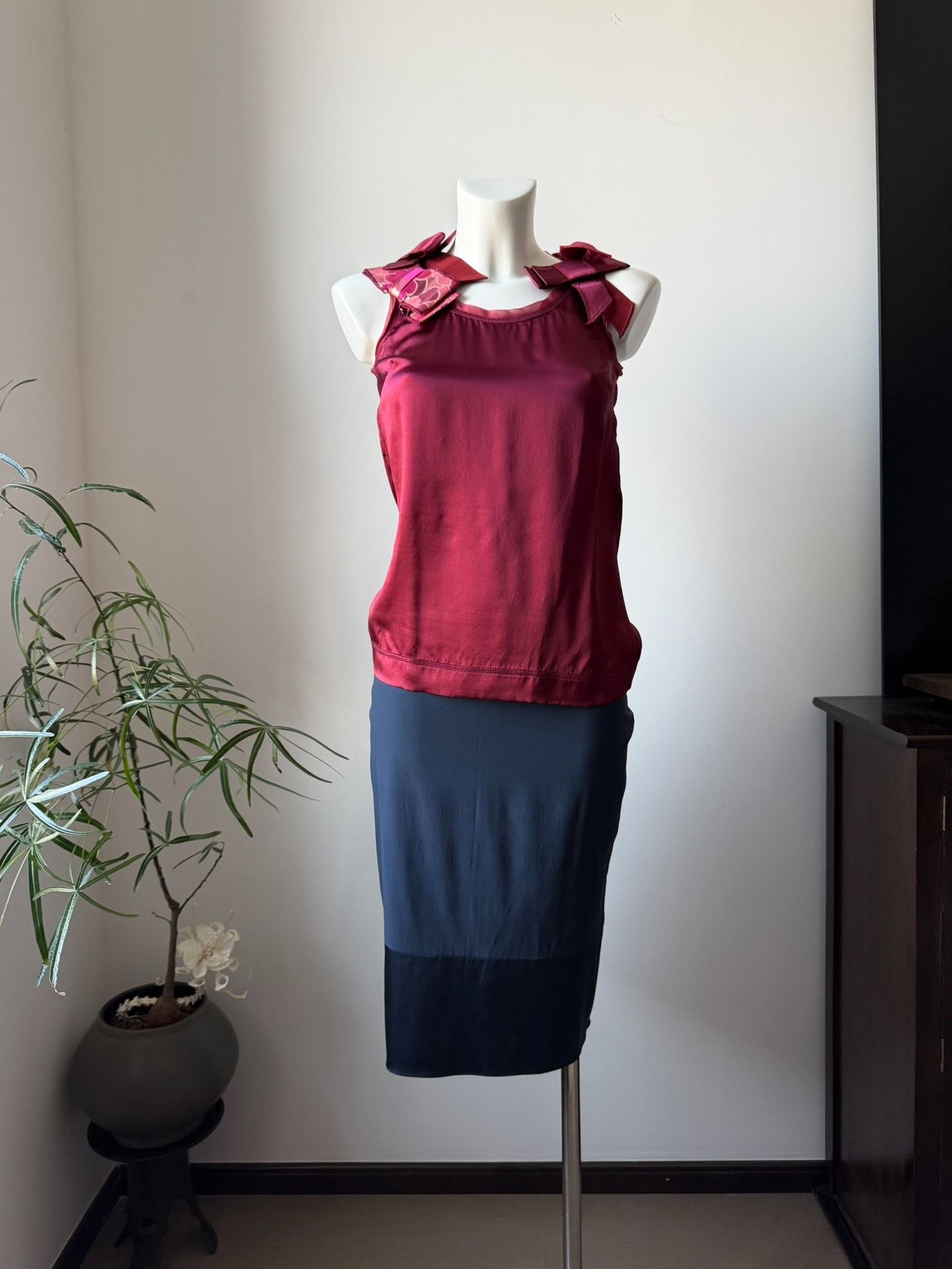 Dolce & Gabbana Dolce & Gabbana Burgundy Silk Vest Size XS / US 0-2 / IT 36-38 - 1 Thumbnail