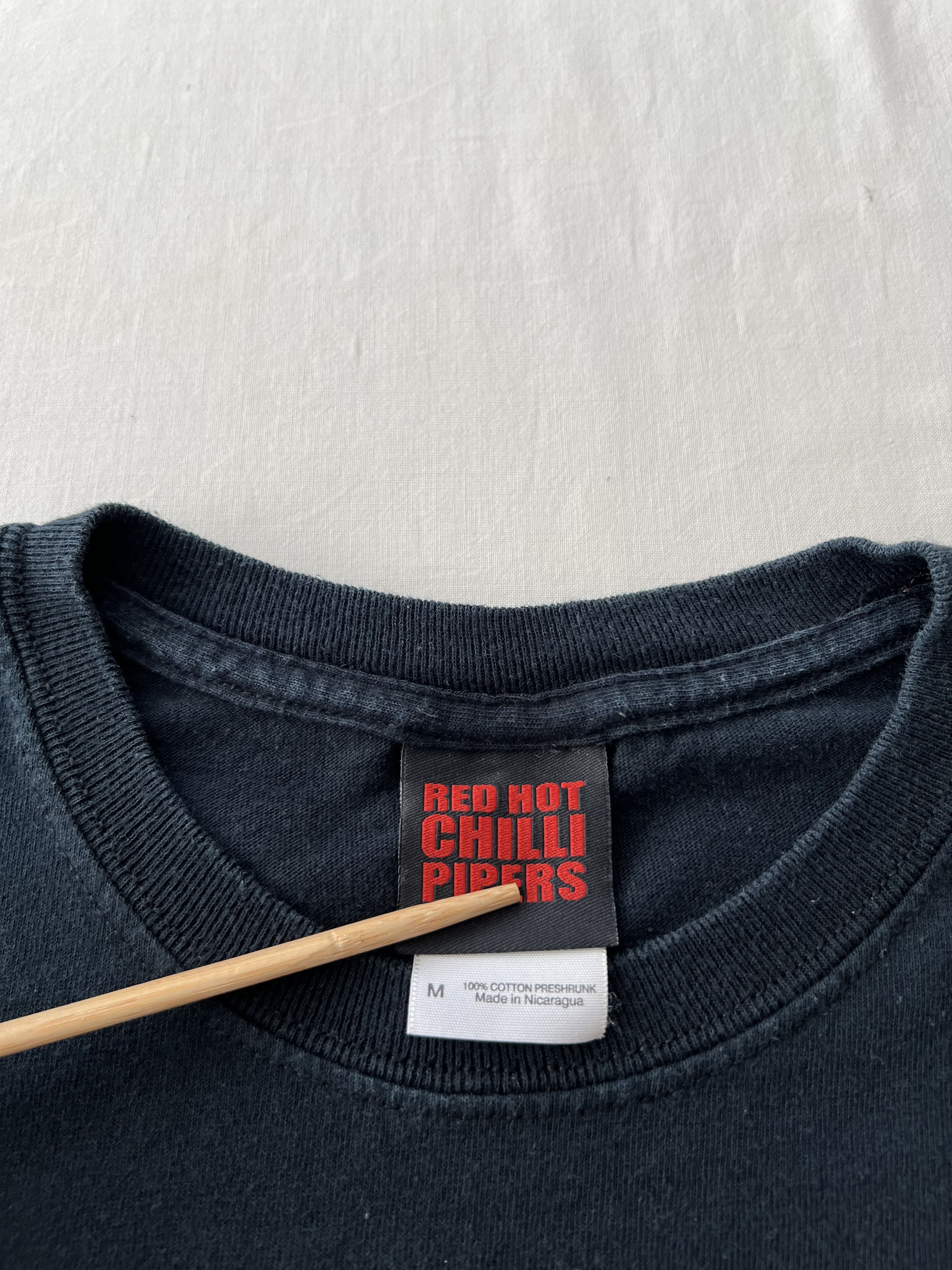 Band Tees Vintage 2000s Red Hot Chilli Pipers Rock Band Black T-shirt Size US M / EU 48-50 / 2 - 15 Thumbnail