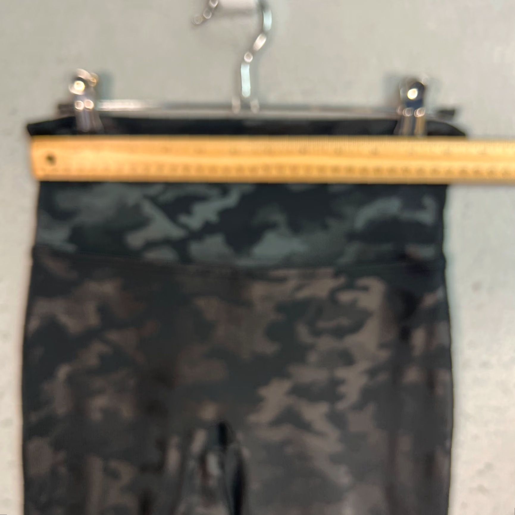 Spanx Spanx Leggings Womens Size M High-Waisted Black Camo Nylon Inseam 28in Camouflage 8/10 Vintage/Used Womens Size 32" / US 10 / IT 46 - 6 Thumbnail