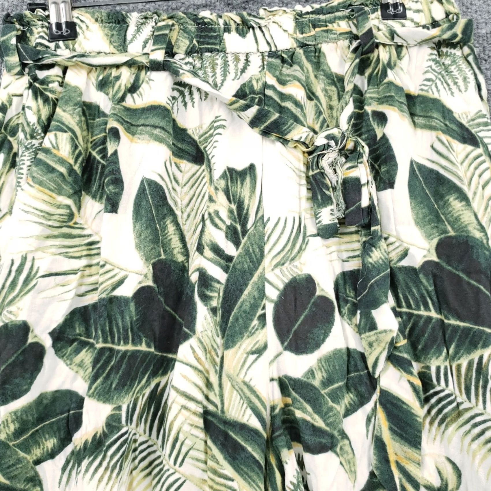 H&M H&M Pants Womens 10 Green Cropped High Rise Straight Viscose Belted Pants Womens Cropped Green Flower Tropical Belted Pockets Crew Size 32" / US 10 / IT 46 - 5 Thumbnail