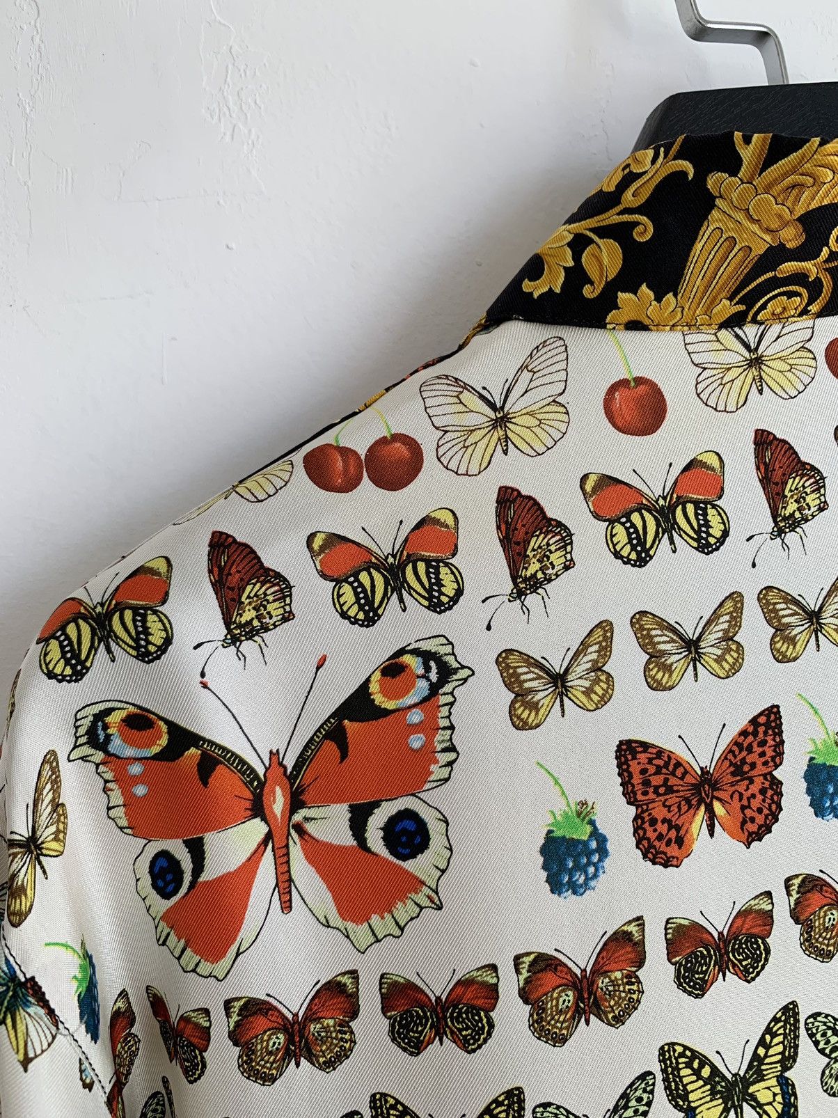 Versace Vintage 90s Gianni Versace Gold Butterflies Silk Shirt Size M / US 6-8 / IT 42-44 - 16 Thumbnail