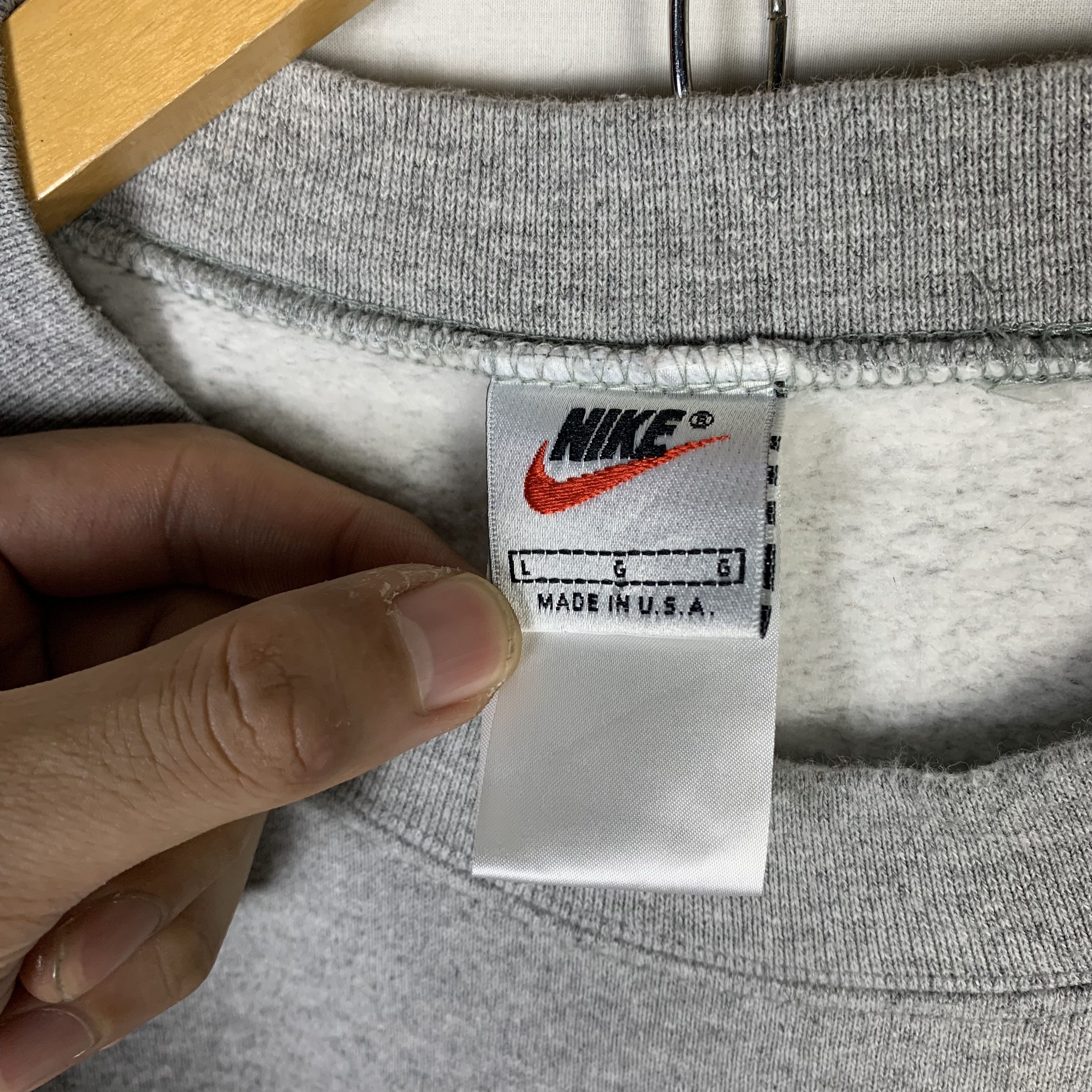 Nike Vintage Nike 1997 Michigan Football Sweatshirt Crewneck Size US L / EU 52-54 / 3 - 3 Thumbnail