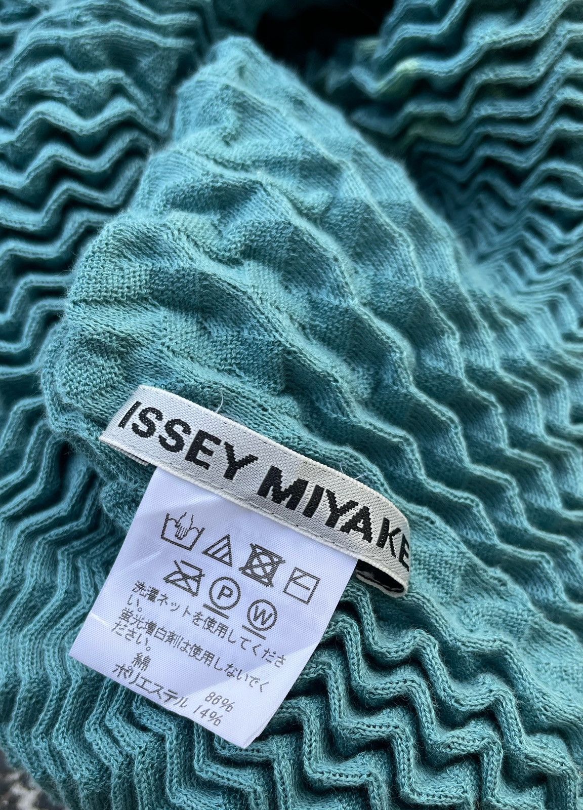 Issey Miyake 🔥S/S 2019 ISSEY MIYAKE PLEATED HEAT-PRESSED STRETCH CROP TOP Size ONE SIZE - 12 Thumbnail