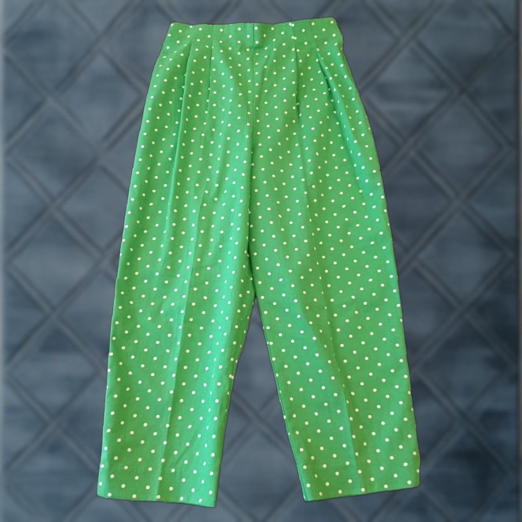 Vintage Briggs New York Capri Pants Womens 6 Green Polka Dot High Rise 28x22.5 Cotton Spandex Straight Pleated Inseam 22.5 Zip Pants Mens Womens? Size 28" / US 6 / IT 42 - 1 Thumbnail