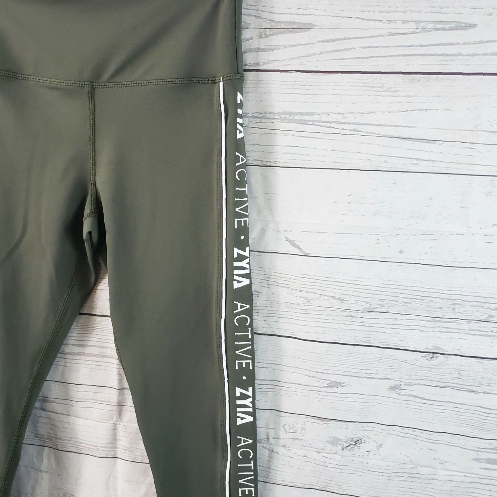 Logo 7 Zyia Womens Light n Tight Hi Rise Capri Cropped Leggings Sz 4 Green Logo Stripe Shirt? No, Leggings. Size 27" / US 4 / IT 40 - 3 Thumbnail