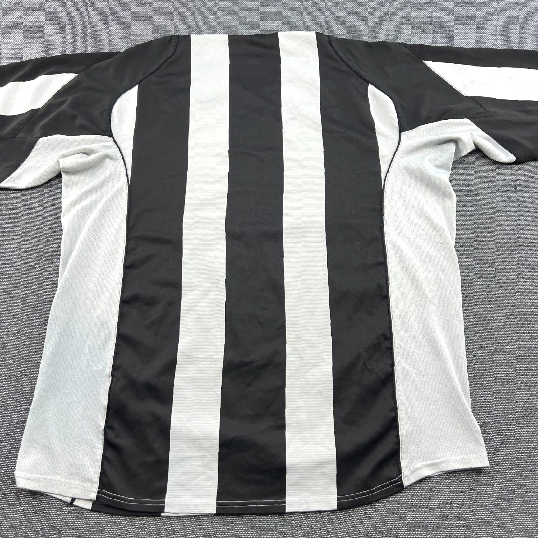 Nike Nike Juventus 2004 2005 Home Mens Football Jersey T-Shirt 2XL XXL Multicolor Short Sleeve Pullover Athletic Activewear寸 Size US XXL / EU 58 / 5 - 3 Thumbnail