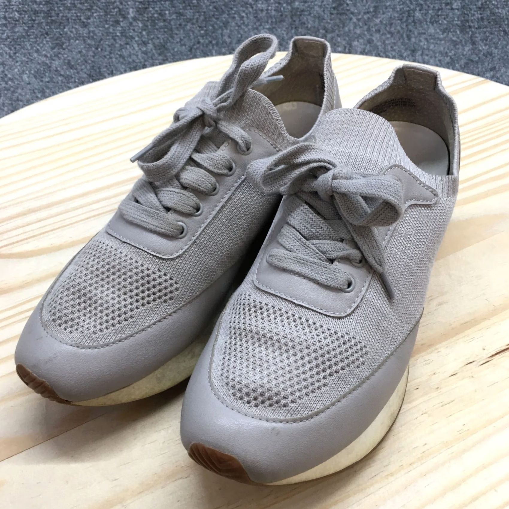 Banana Republic Banana Republic Shoes Womens 6 M Sporty Low Top Knitted Sneakers Gray Fabric Sneakers Gray Women Size M / US 6-8 / IT 42-44 - 4 Thumbnail