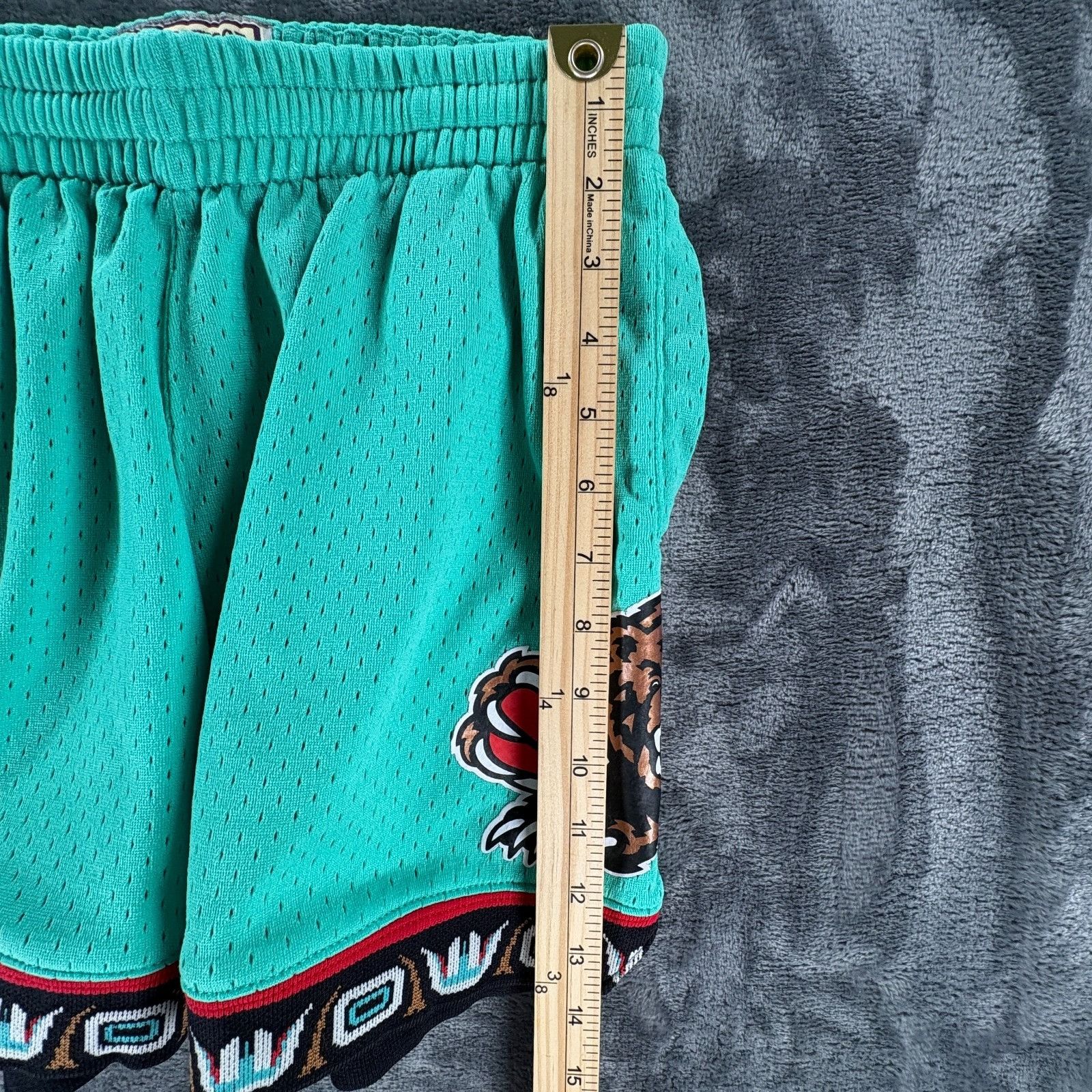 Mitchell & Ness Mitchell & Ness Vancouver Grizzlies Shorts Women S Vintage N Size 26" / US 2 / IT 38 - 9 Thumbnail