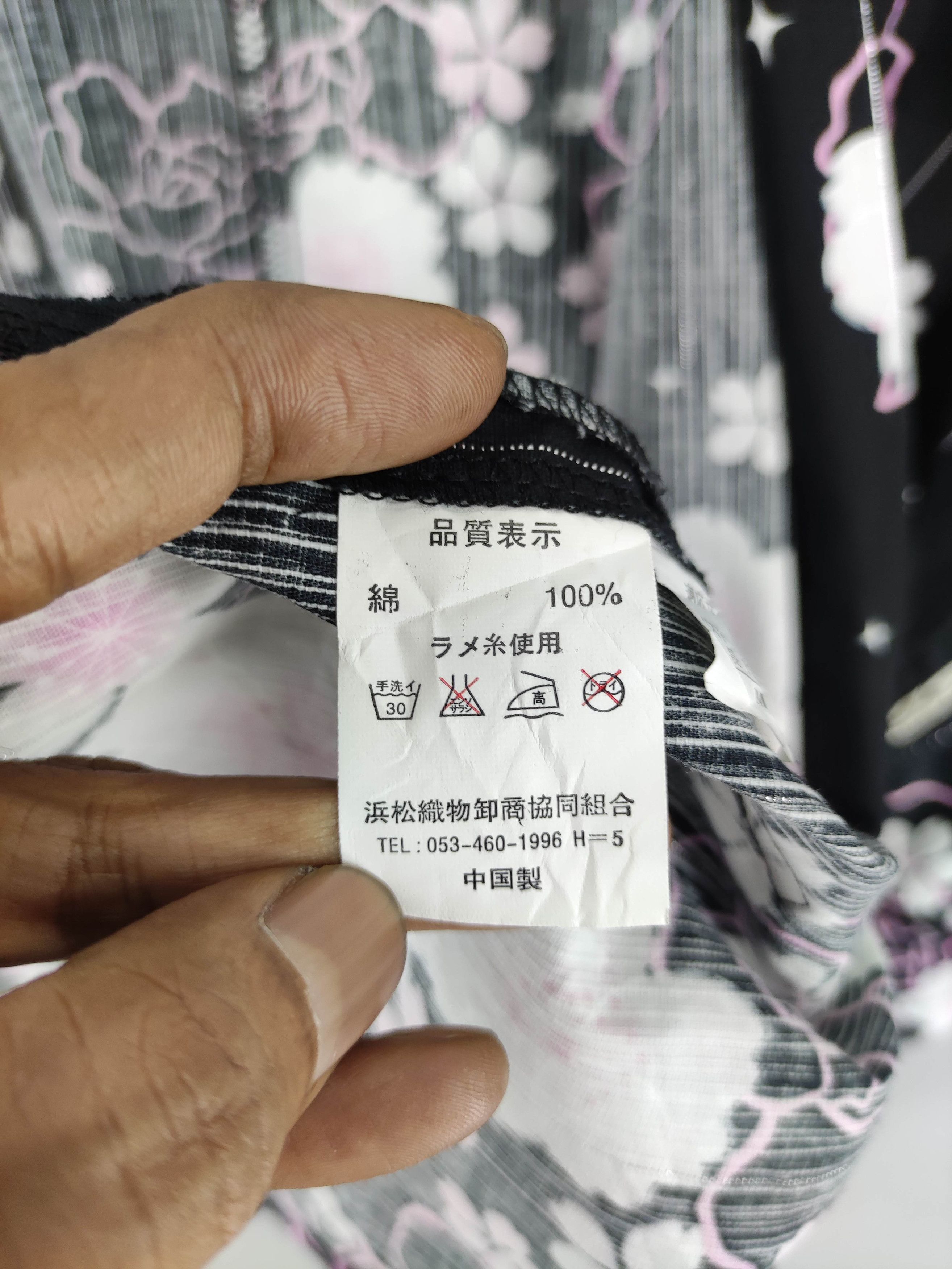 Japanese Brand Vintage Japanese Brand Kimono Cardigan Flower Pattern Size US M / EU 48-50 / 2 - 5 Thumbnail