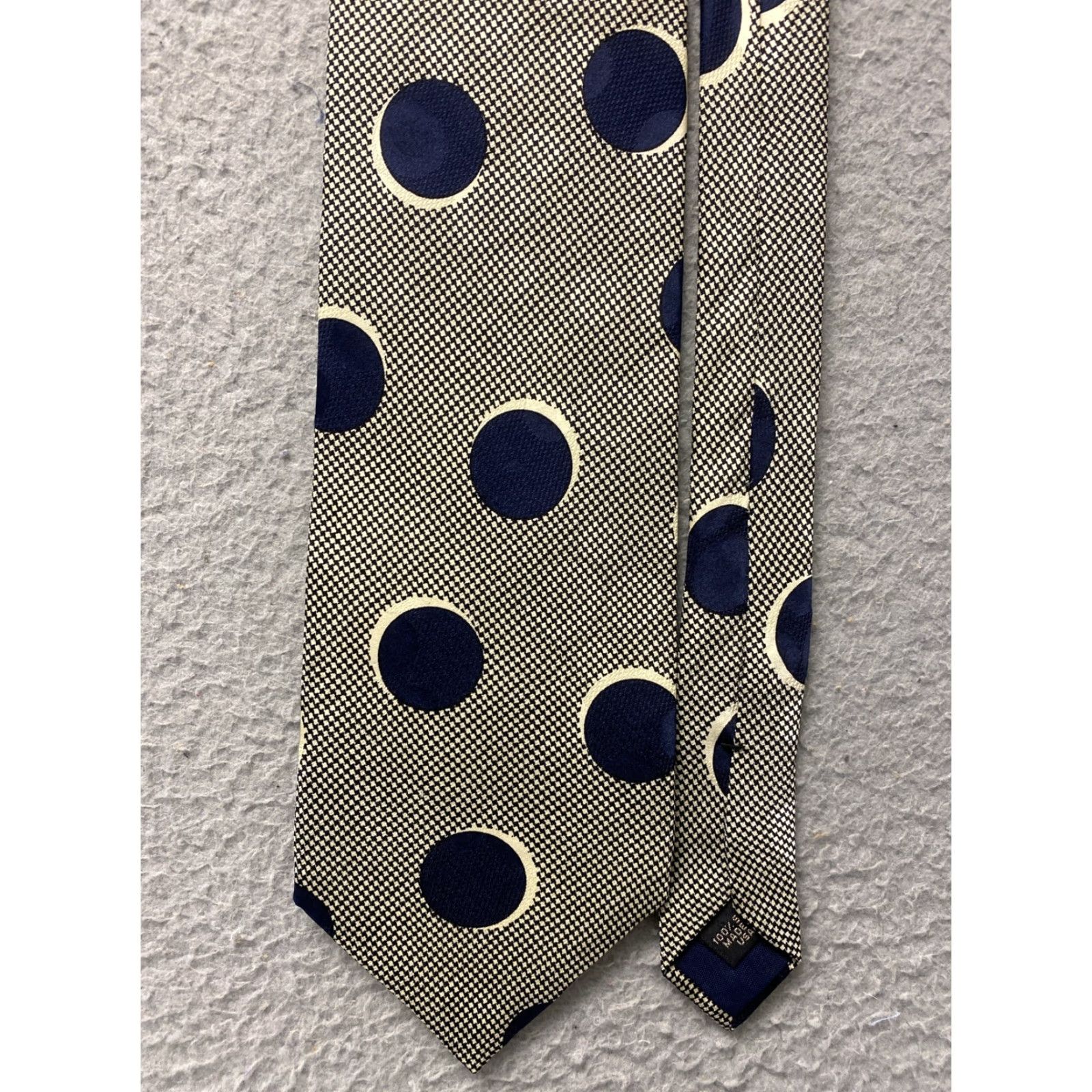 Vintage Royal Knight Men's Yellow Geometric Medallion Italian Silk Tie 4"x55" Classic Neckwear Size ONE SIZE - 2 Thumbnail