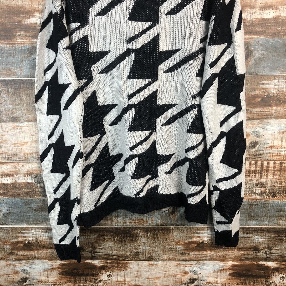 Vintage DLL H.O.B White Black star sweatshirt Knitwear #C037 Size US L / EU 52-54 / 3 - 15 Thumbnail