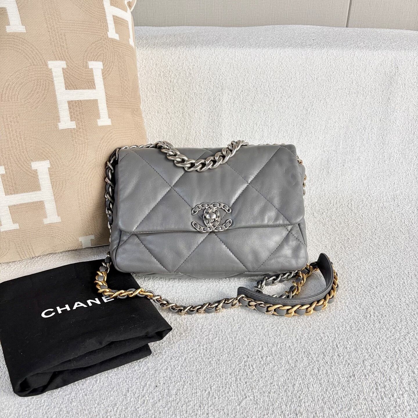 Chanel Pre-loved Bag Very good condition Size ONE SIZE - 1 Thumbnail