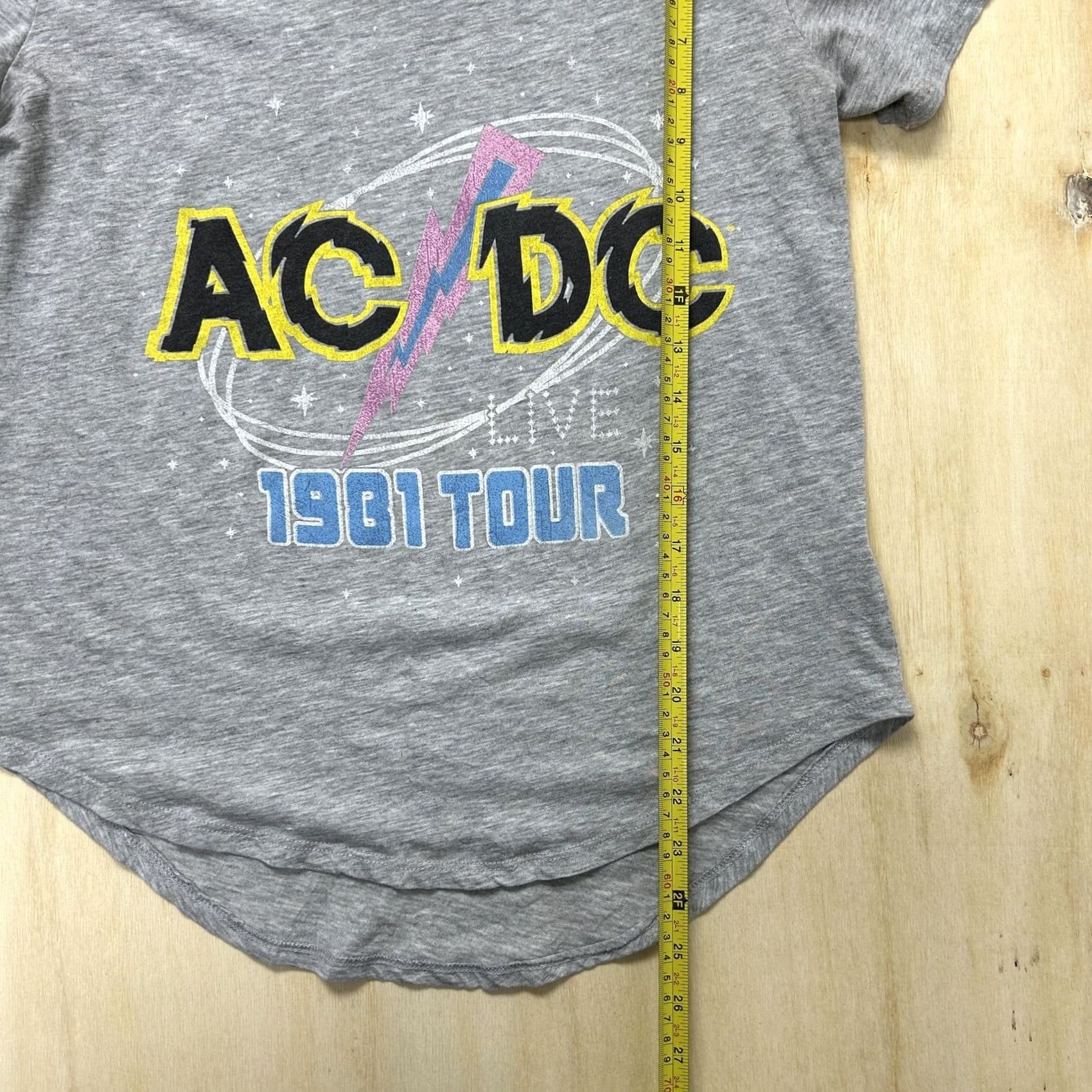 Olive AC/DC Shirt Womens Large Gray Live 1981 Tour V Neck Tee T-Shirt Shirt Women Casual Rock Music Band Budget-friendly Size L / US 10 / IT 46 - 4 Thumbnail