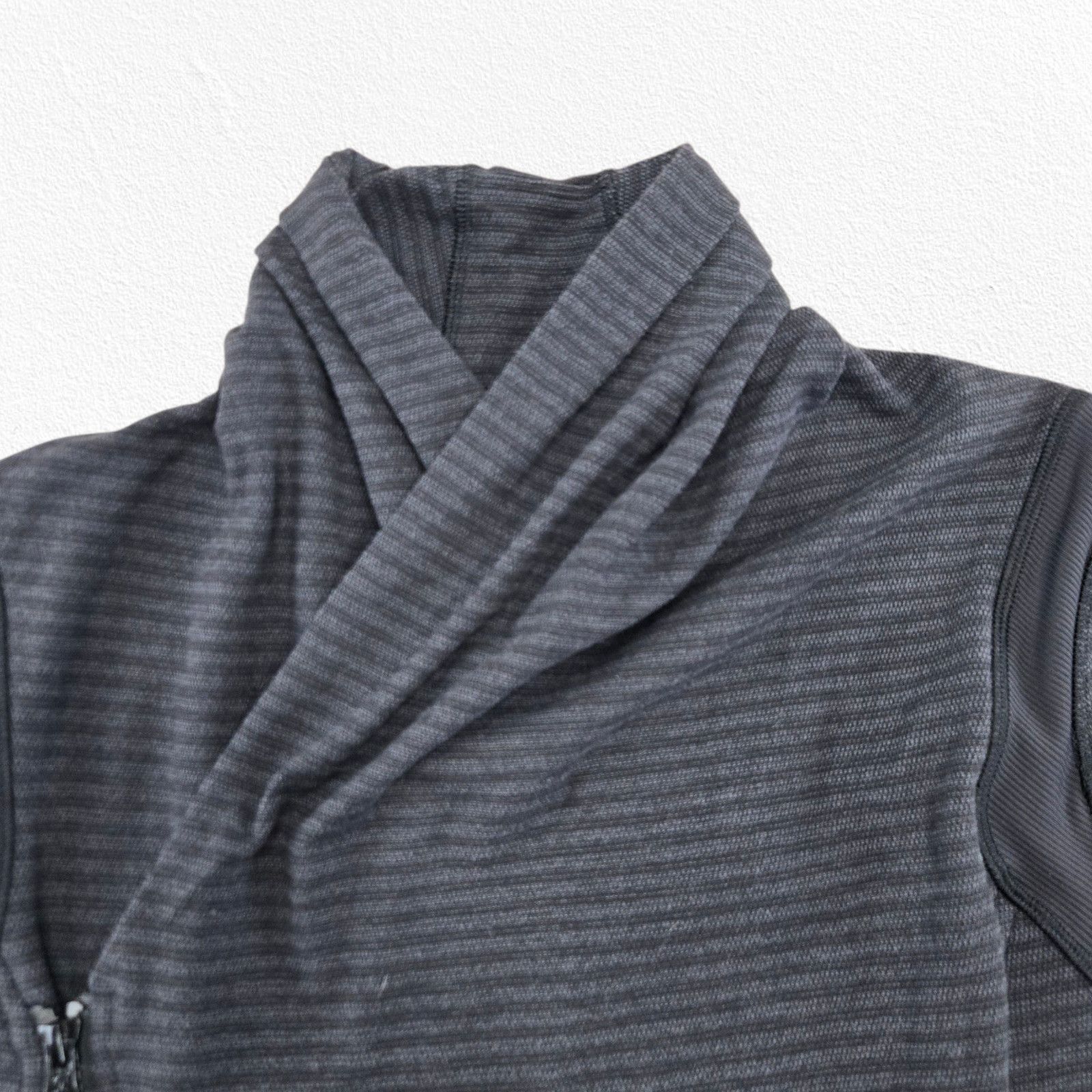 Lululemon Lululemon Gray Microstripe Scuba Funnel Neck Jacket Size 6 Size M / US 6-8 / IT 42-44 - 3 Thumbnail