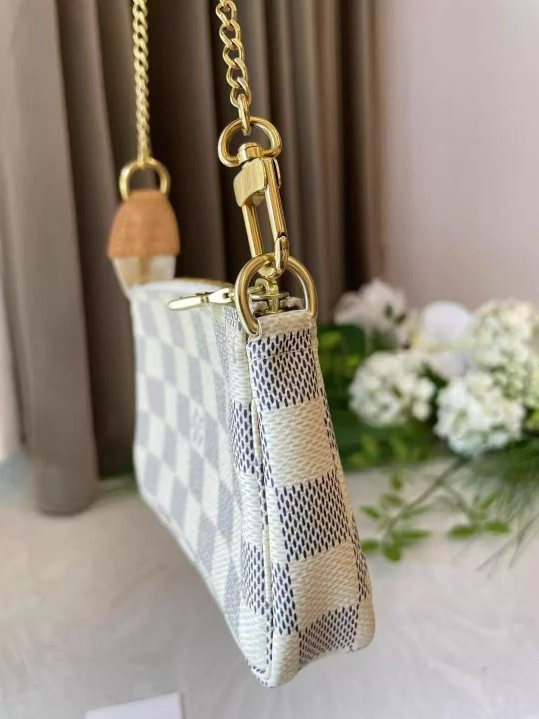 Louis Vuitton LV Mini Pochette 15x9.5x3 For Sale Size ONE SIZE - 3 Thumbnail