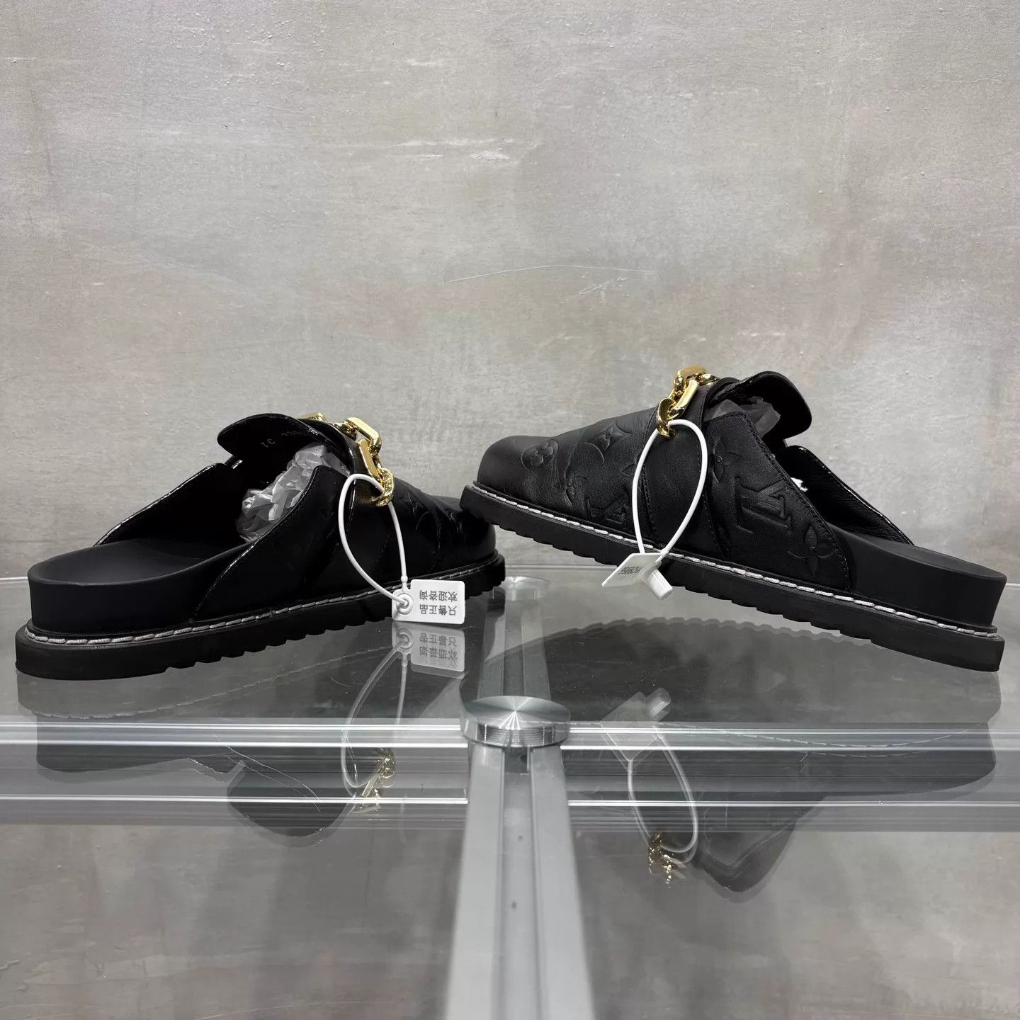 Louis Vuitton LV Cosy comfort all-over embossed slides UK4 (38) Size US 7.5 / IT 37.5 - 5 Thumbnail