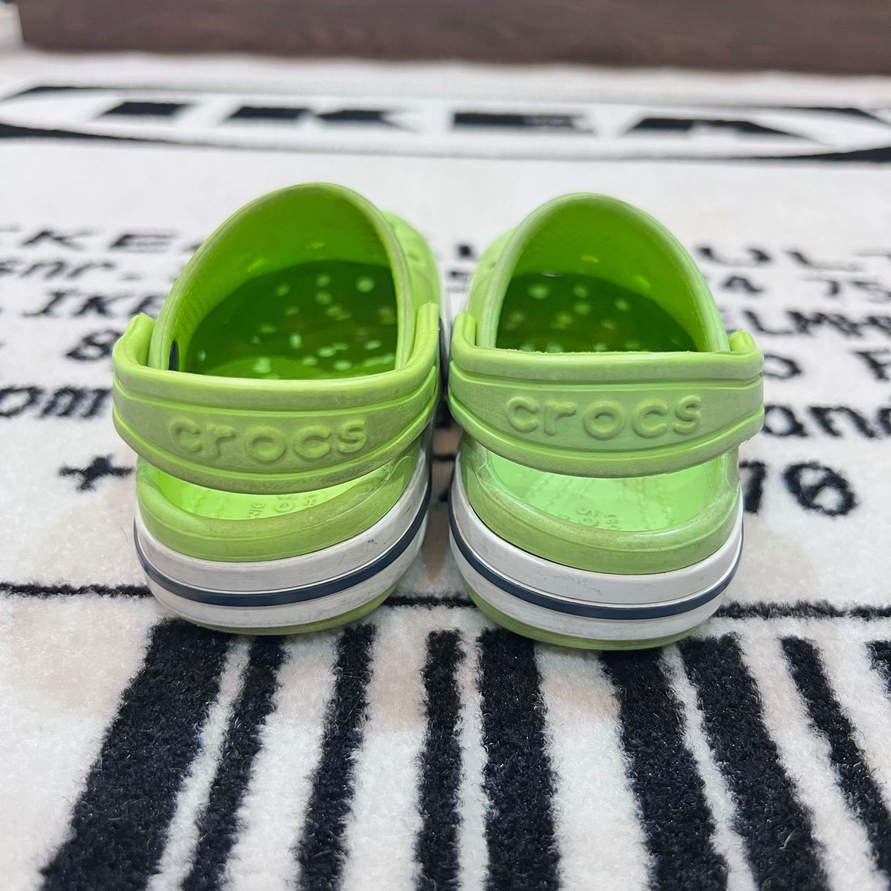 Crocs Kids Crocs Lime Green Size 7C Boys Girls Clogs Size US 7 / EU 40 - 4 Thumbnail