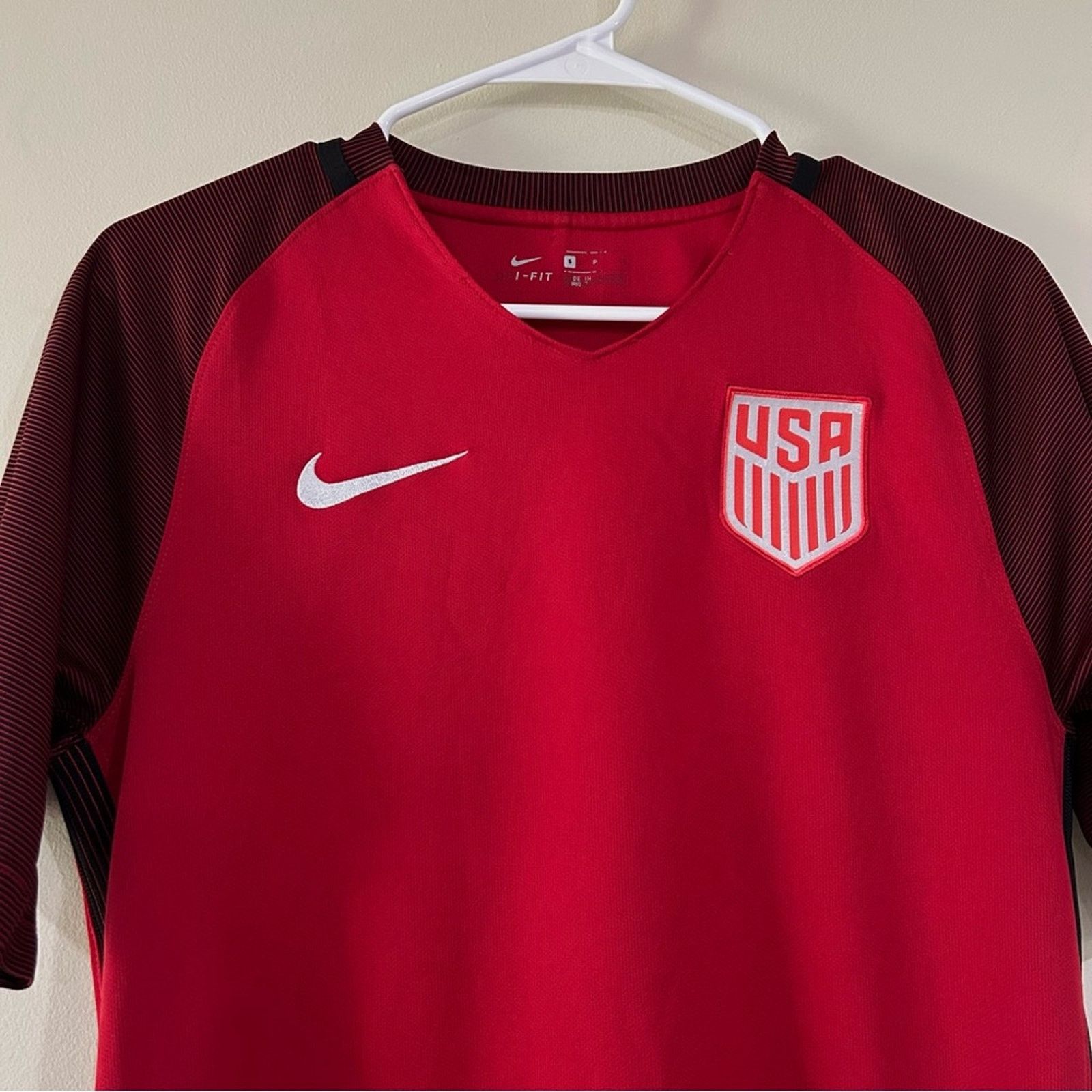 Nike 2017 Nike Red USA Soccer Jersey Size US S / EU 44-46 / 1 - 2 Thumbnail