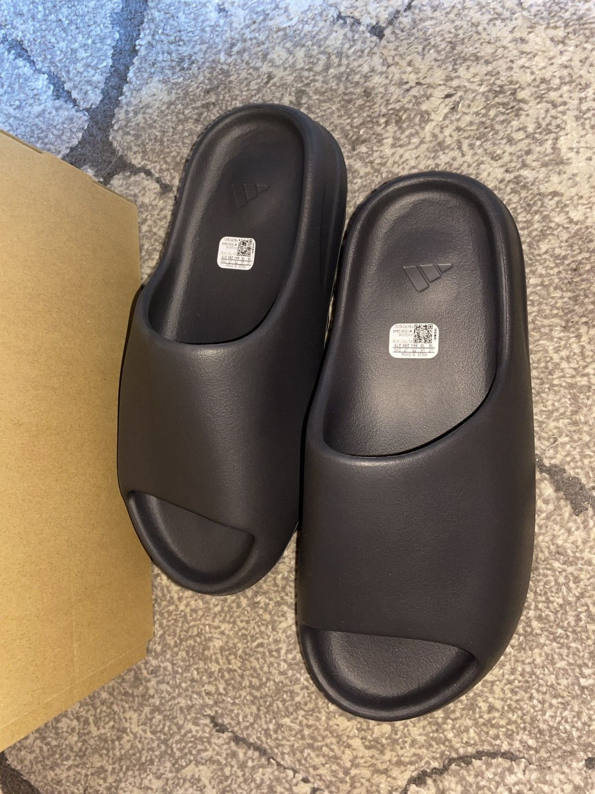 Yeezy Yeezy Slide Onyx US10/EU44,5 Size US 10 / EU 43 - 2 Thumbnail