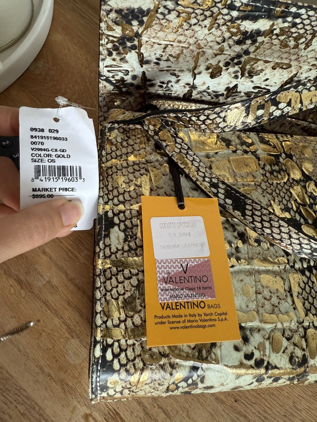 Valentino Valentino stunning clutch . Orig. price $895 Size ONE SIZE - 4 Thumbnail