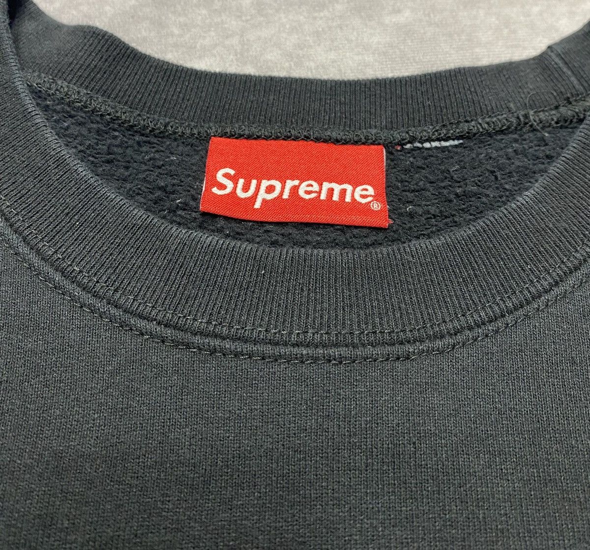 Supreme Supreme Cutout Logo Crewneck Black Size US L / EU 52-54 / 3 - 3 Thumbnail