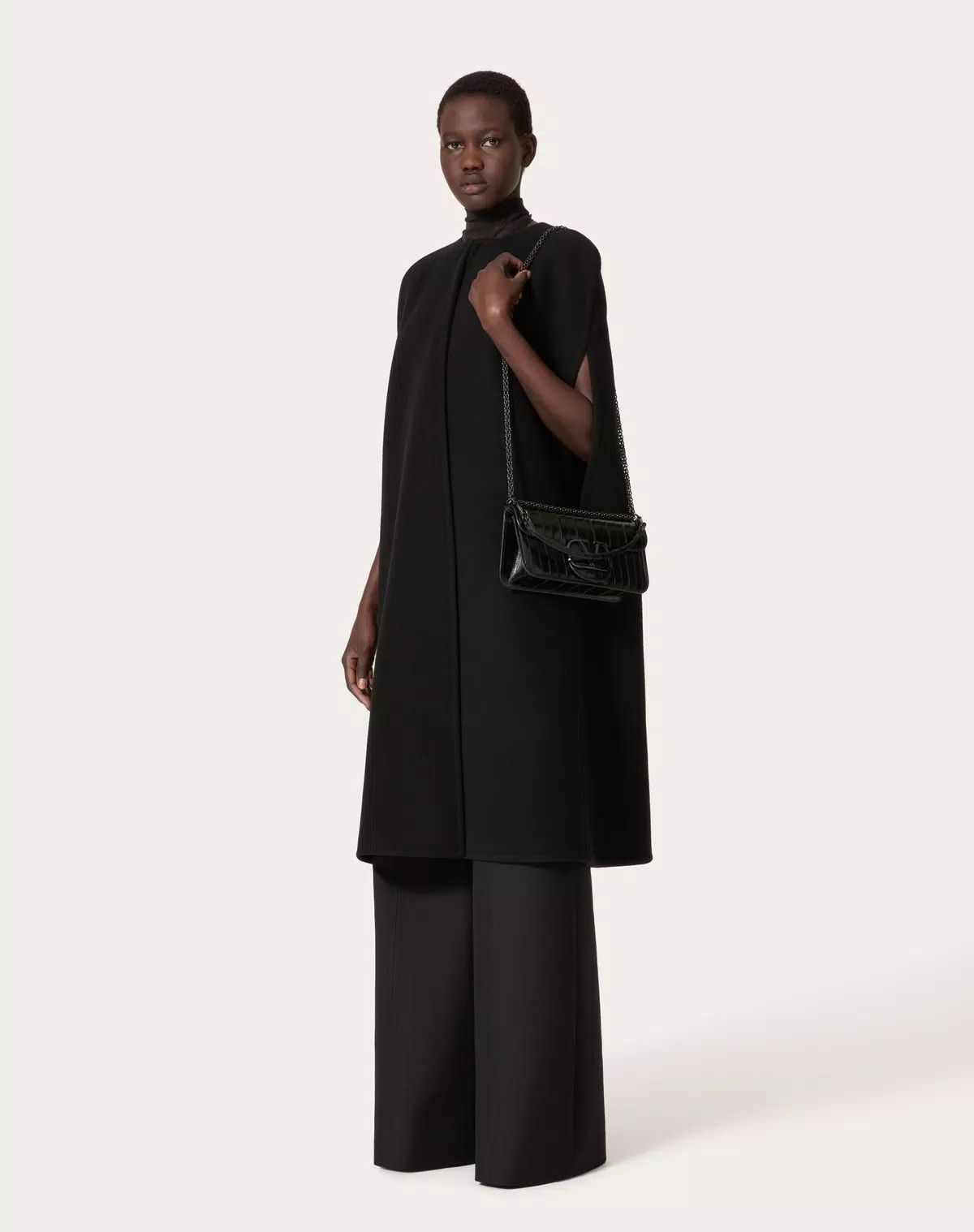 Valentino o1s1wg110426 Fluffy Cashmere Blend Cape in Nero Size M / US 6-8 / IT 42-44 - 3 Thumbnail