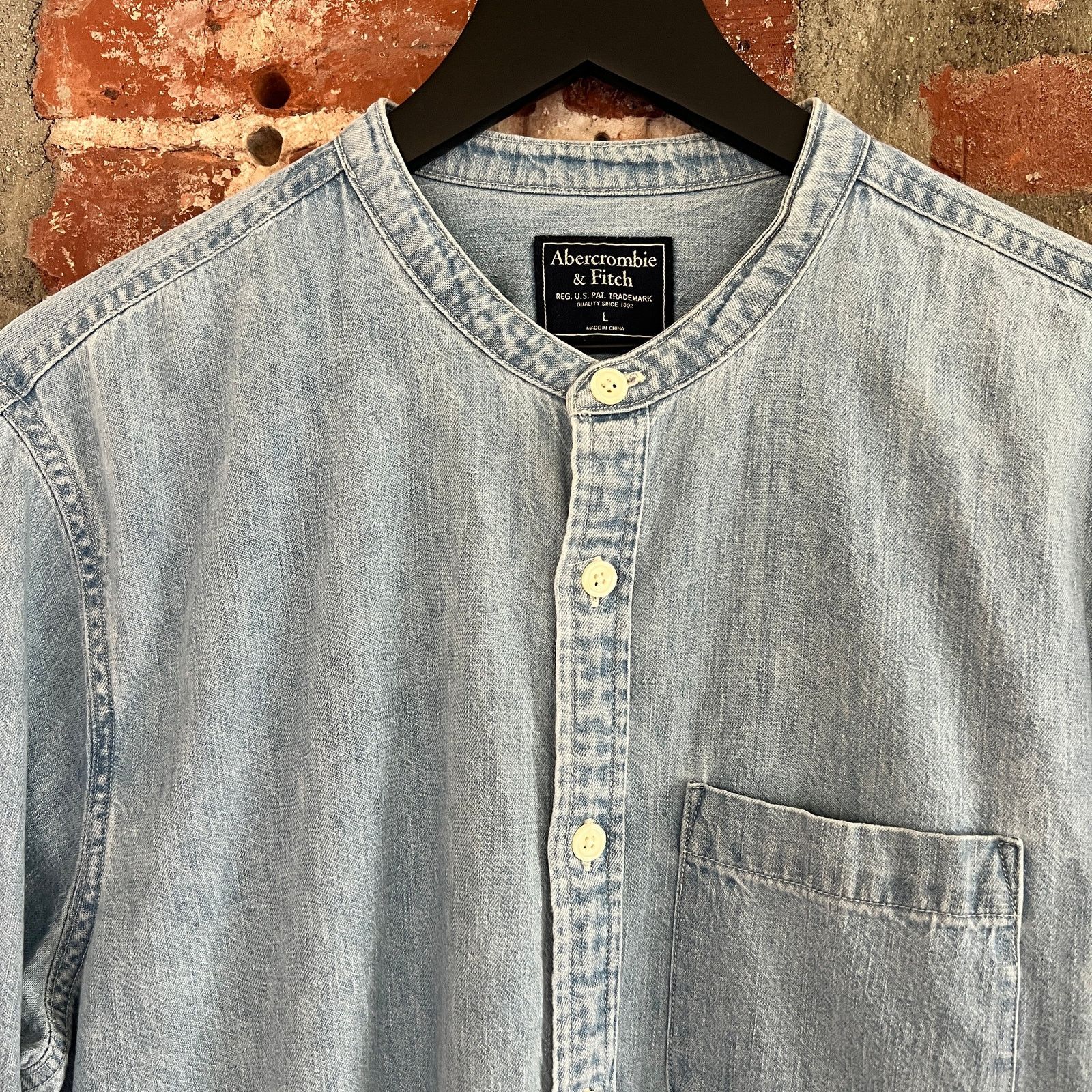 Abercrombie & Fitch Abercrombie & Fitch Men's Collarless Denim Shirt L 22.5x29 Size US L / EU 52-54 / 3 - 1 Thumbnail