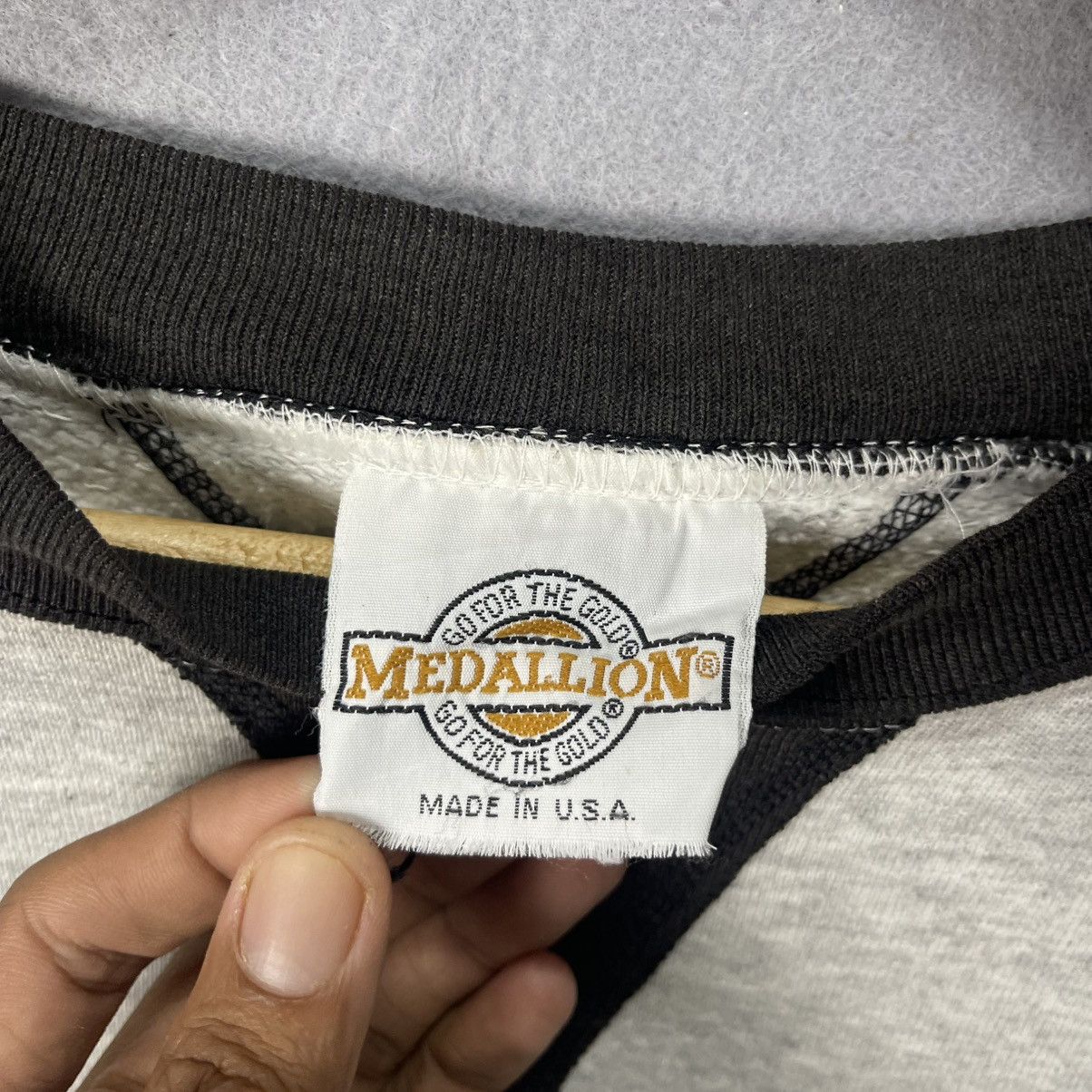 Vintage Vintage 80s Medallion Raglan Crewneck Sweatshirt Gray Black Size US L / EU 52-54 / 3 - 6 Thumbnail