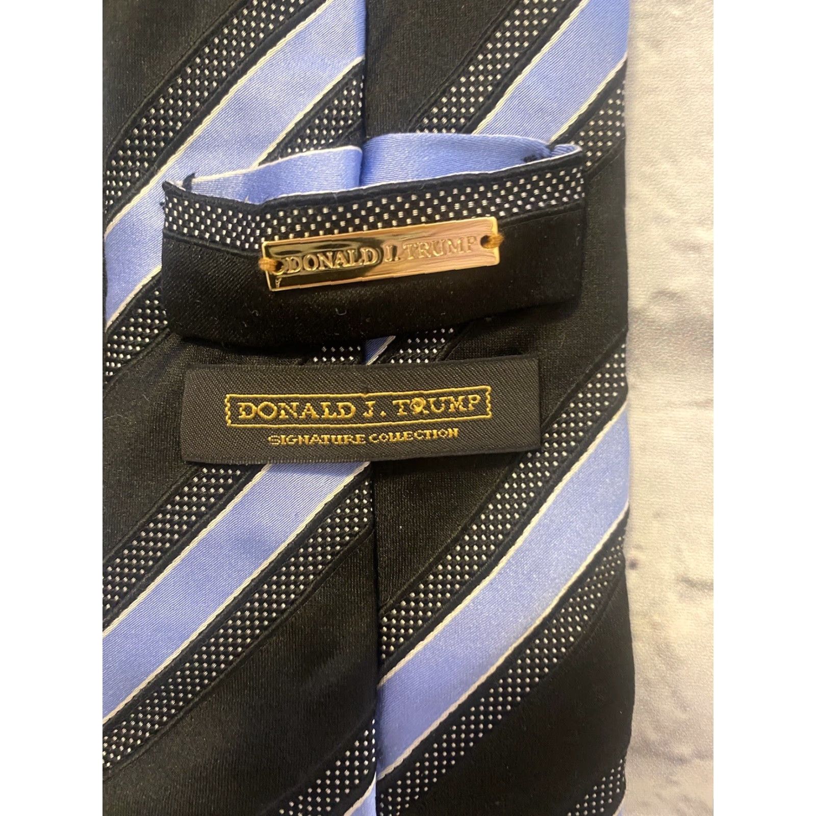 Vintage **Donald Trump Signature Collection Blue Stripe Tie 100% Silk** User: **Donald Trump Signature Collection Blue Stripe Mens Tie 100% Silk** Size ONE SIZE - 3 Thumbnail